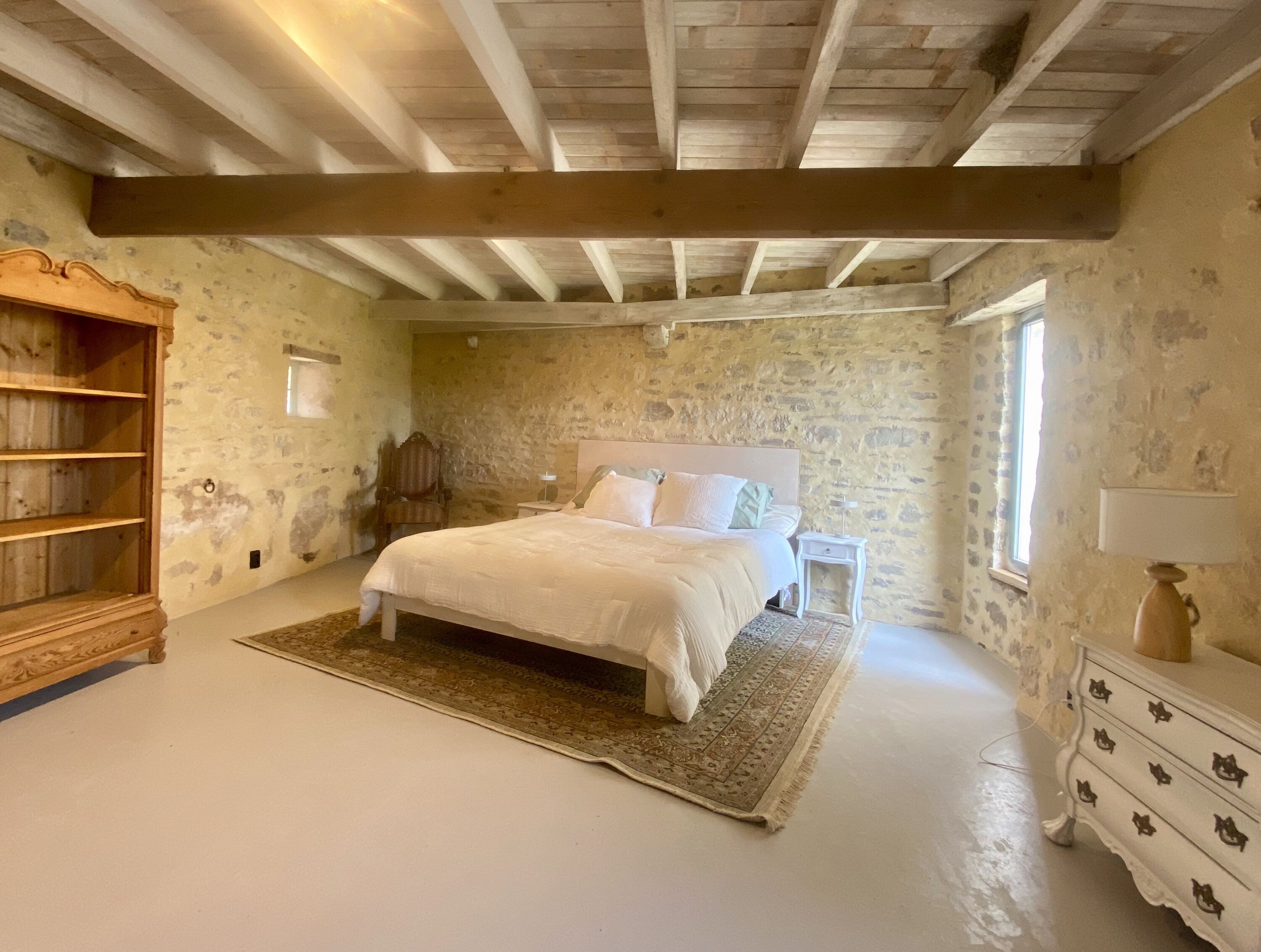 Schlafzimmer im Erdgeschoss mit eigenem Badezimmer