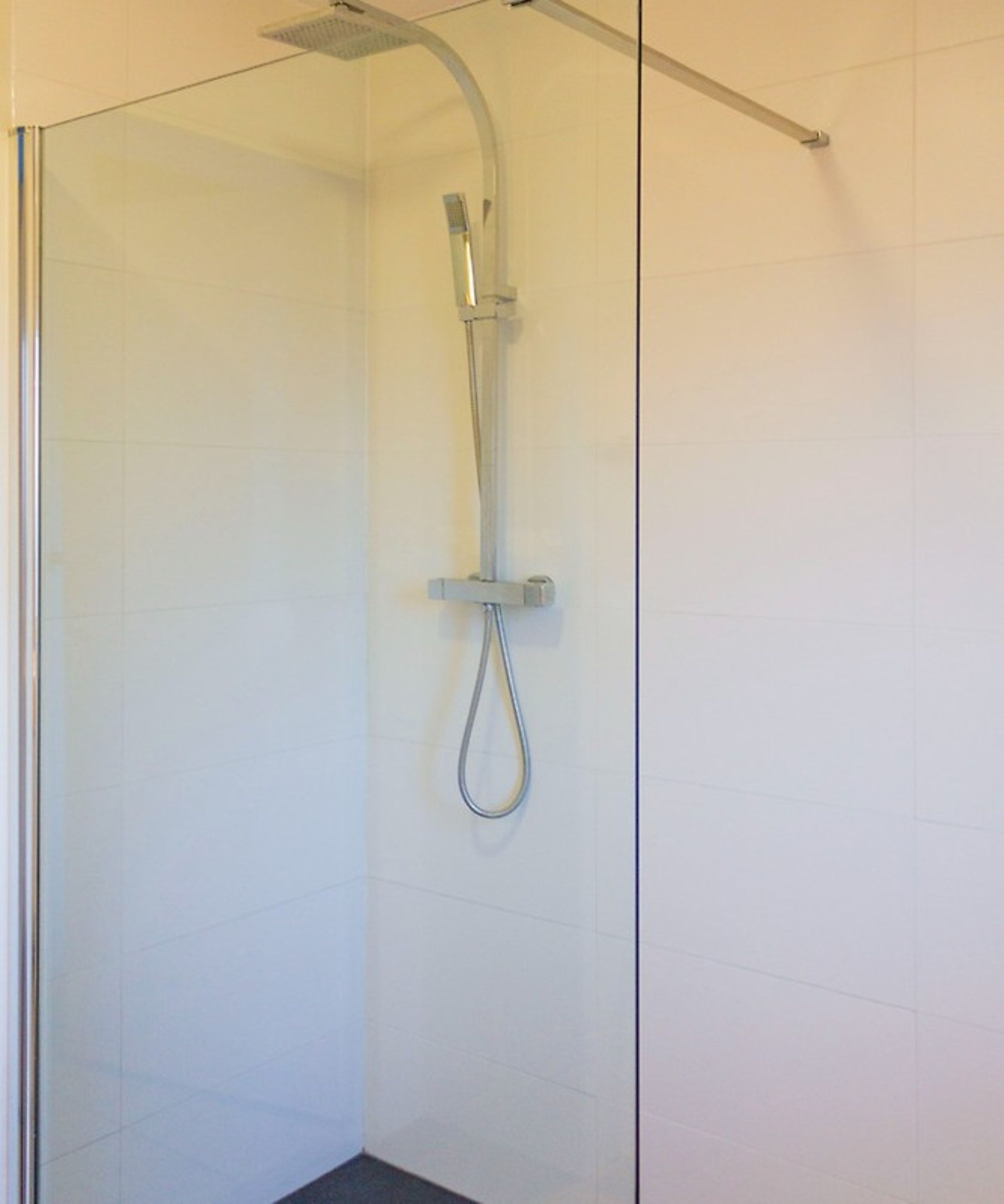 Badezimmer mit moderner Dusche