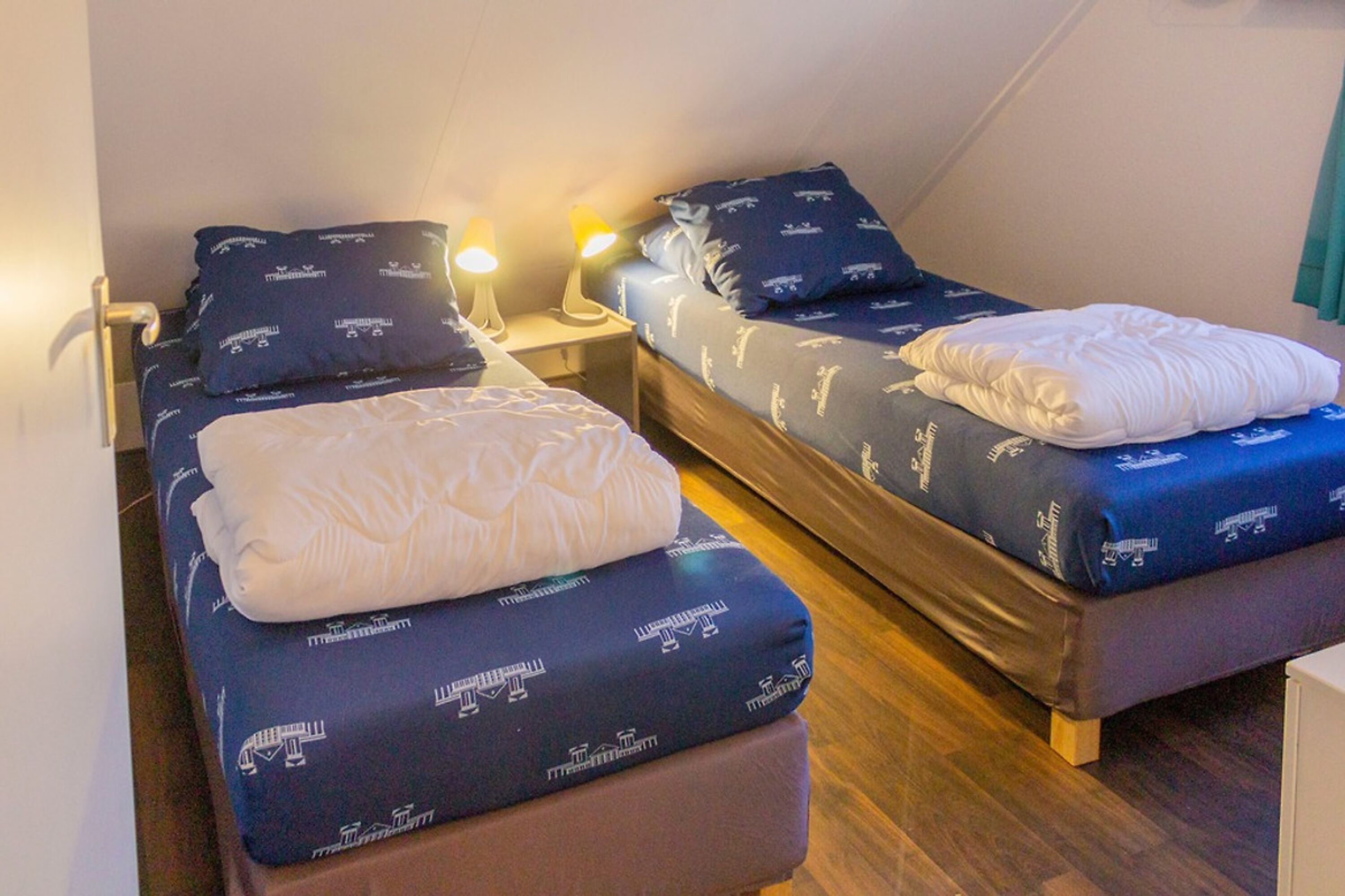 Schlafzimmer mit zwei Einzelbetten 80 × 200 cm im Ferienhaus für 6 Personen in Zeeland