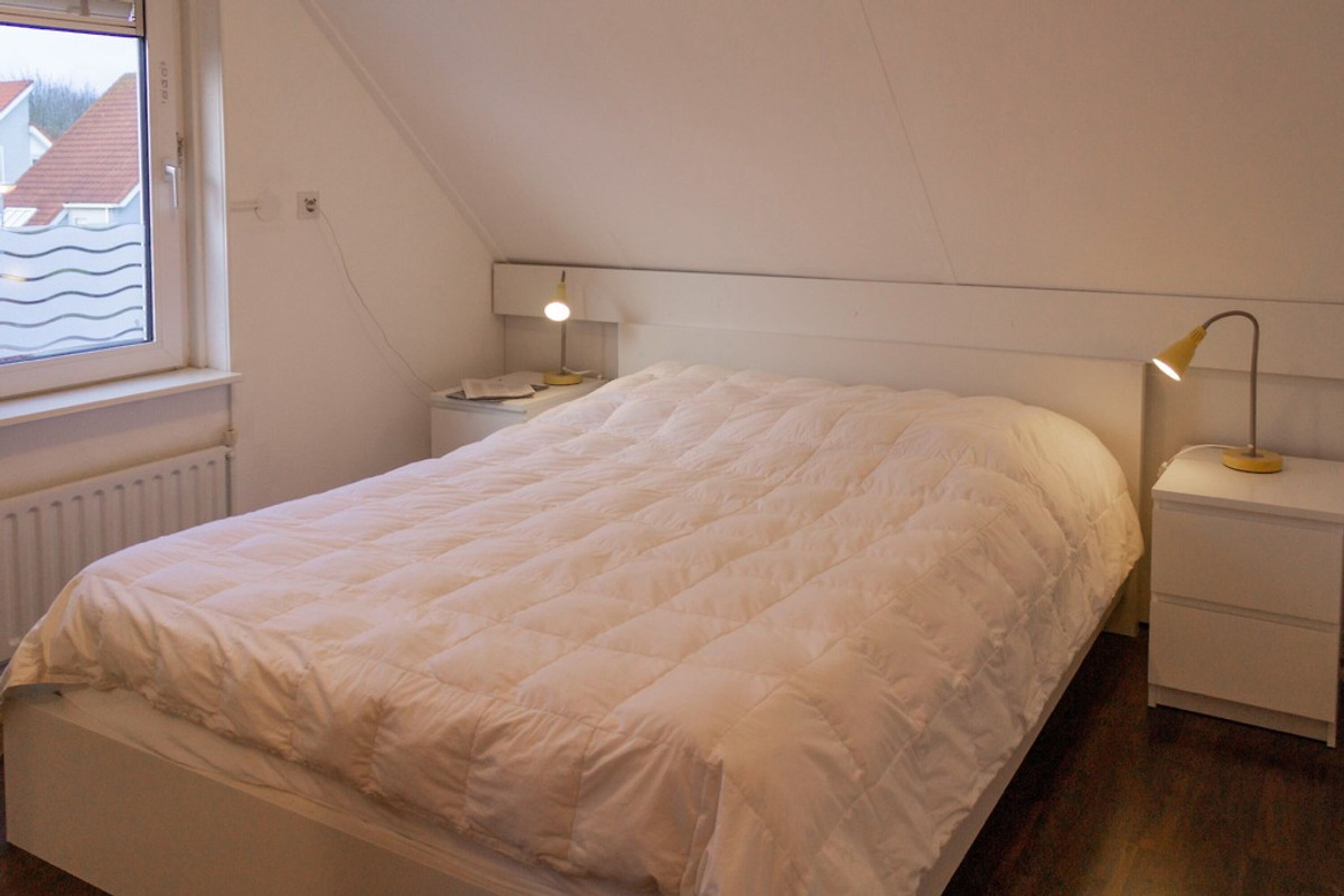 Schlafzimmer mit Doppelbett 160 × 200 cm