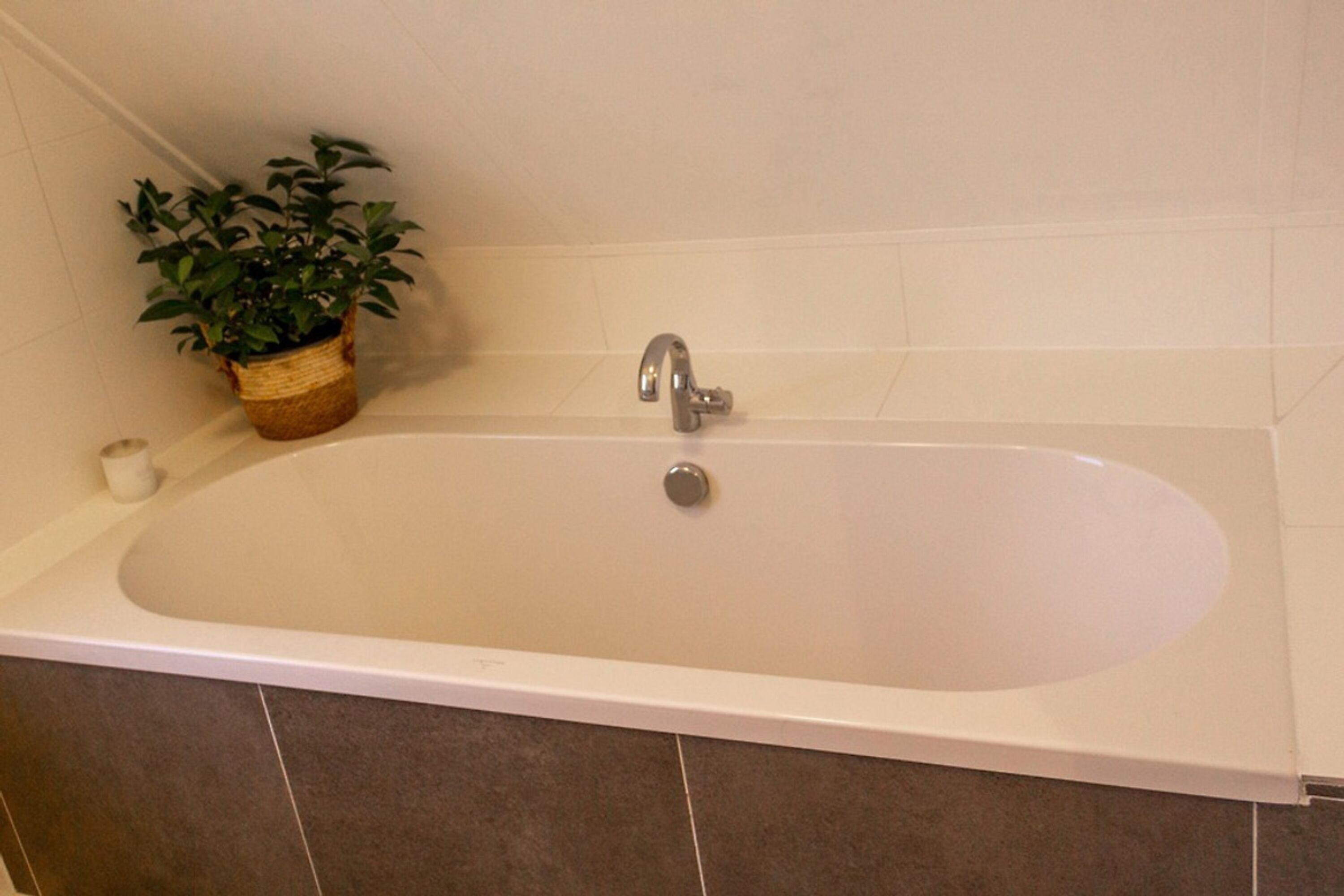 Zweites Badezimmer mit Badewanne