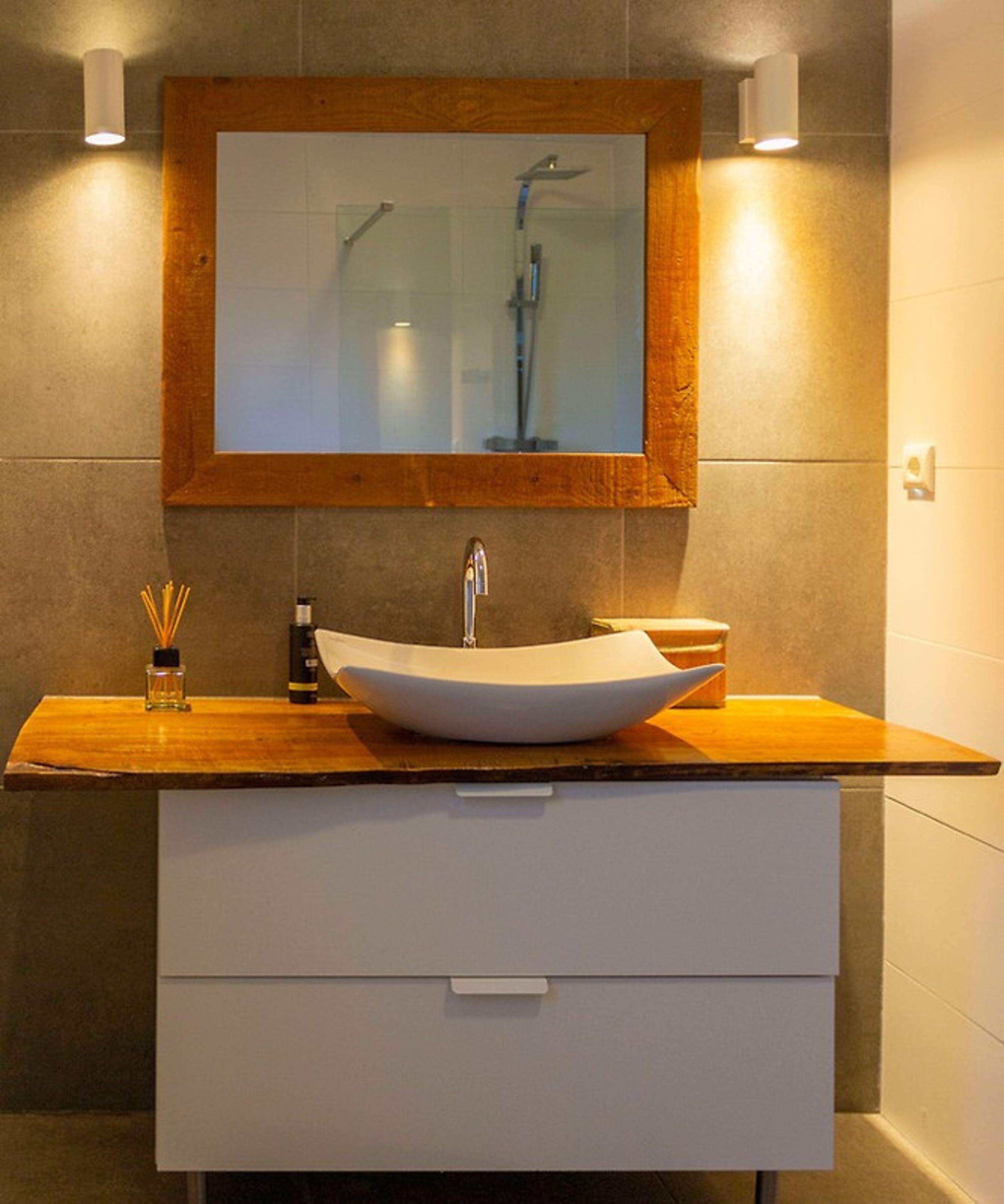 Modernes Badezimmer im Erdgeschoss mit Dusche und Waschbecken