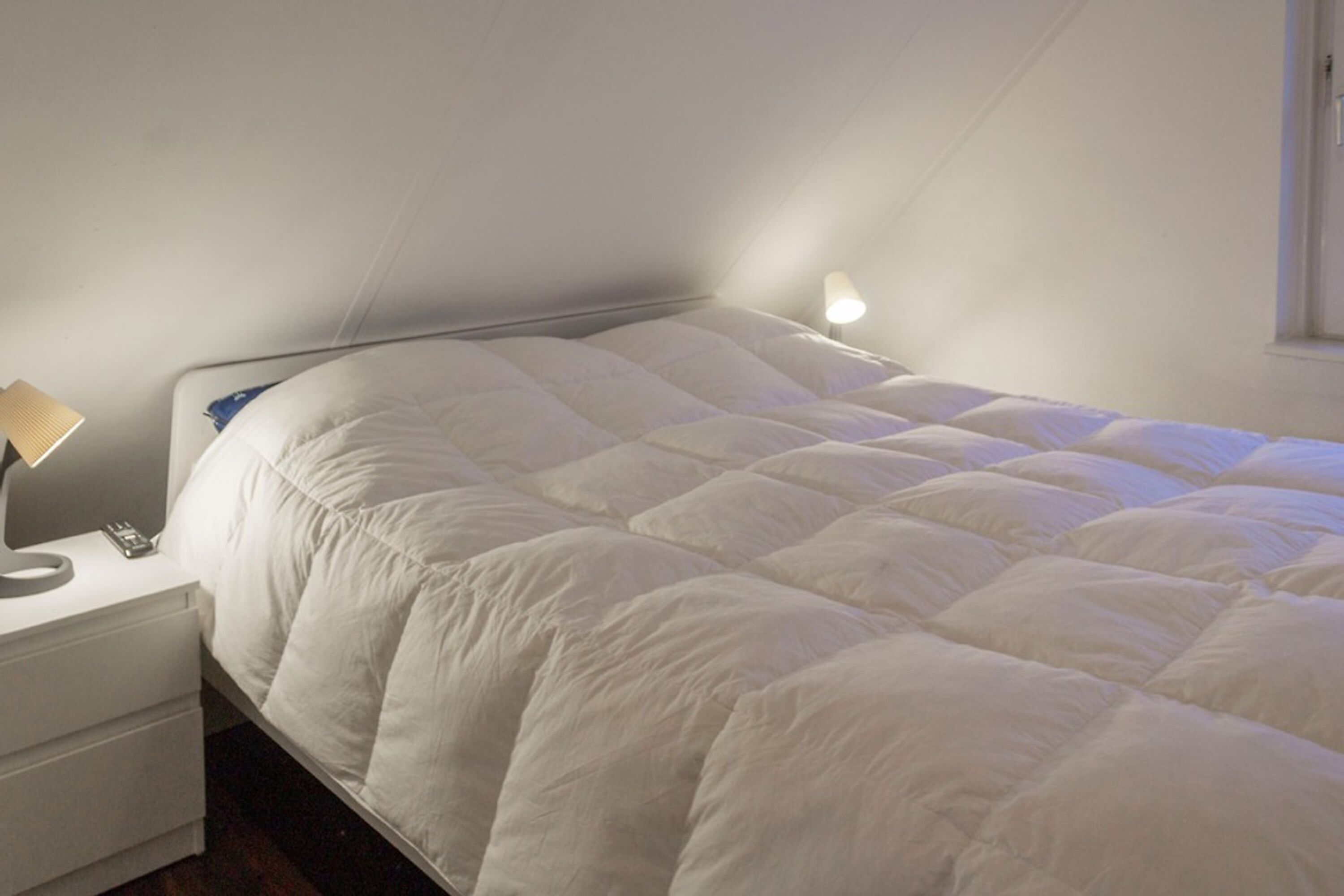 Helles Schlafzimmer mit Doppelbett – ruhig und komfortabel schlafen in Scharendijke