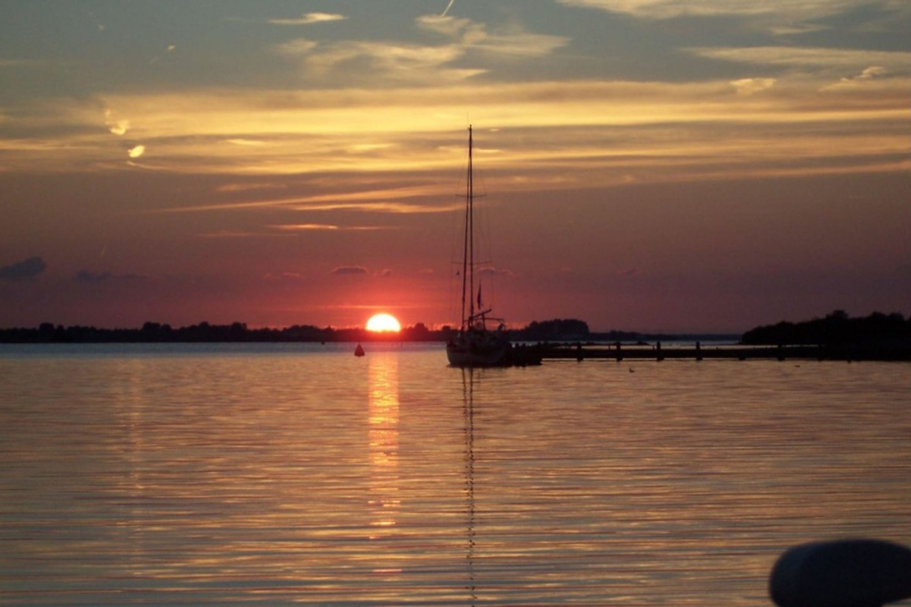 Sonnenuntergang am nahegelegenen Grevelingenmeer
