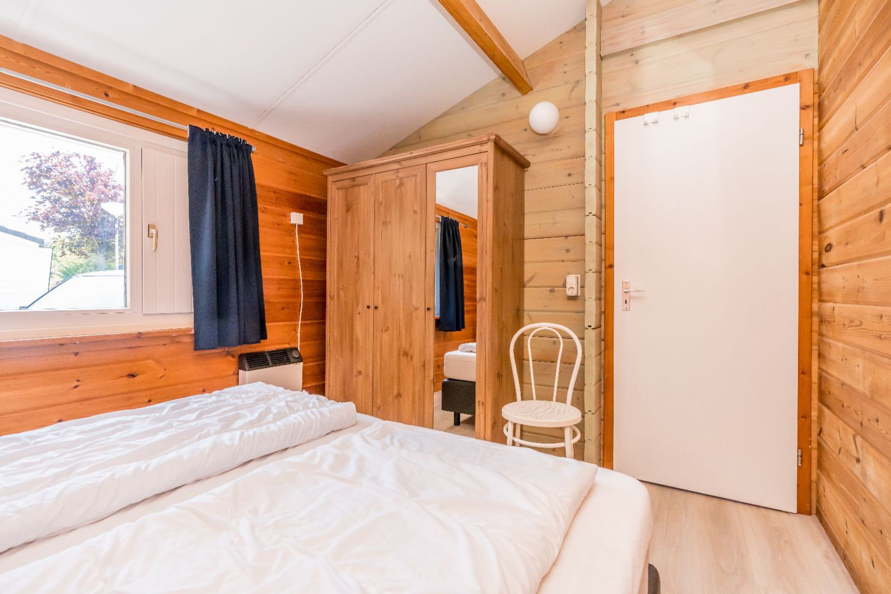 Schlafzimmer 2 mit 2 Boxspringbetten