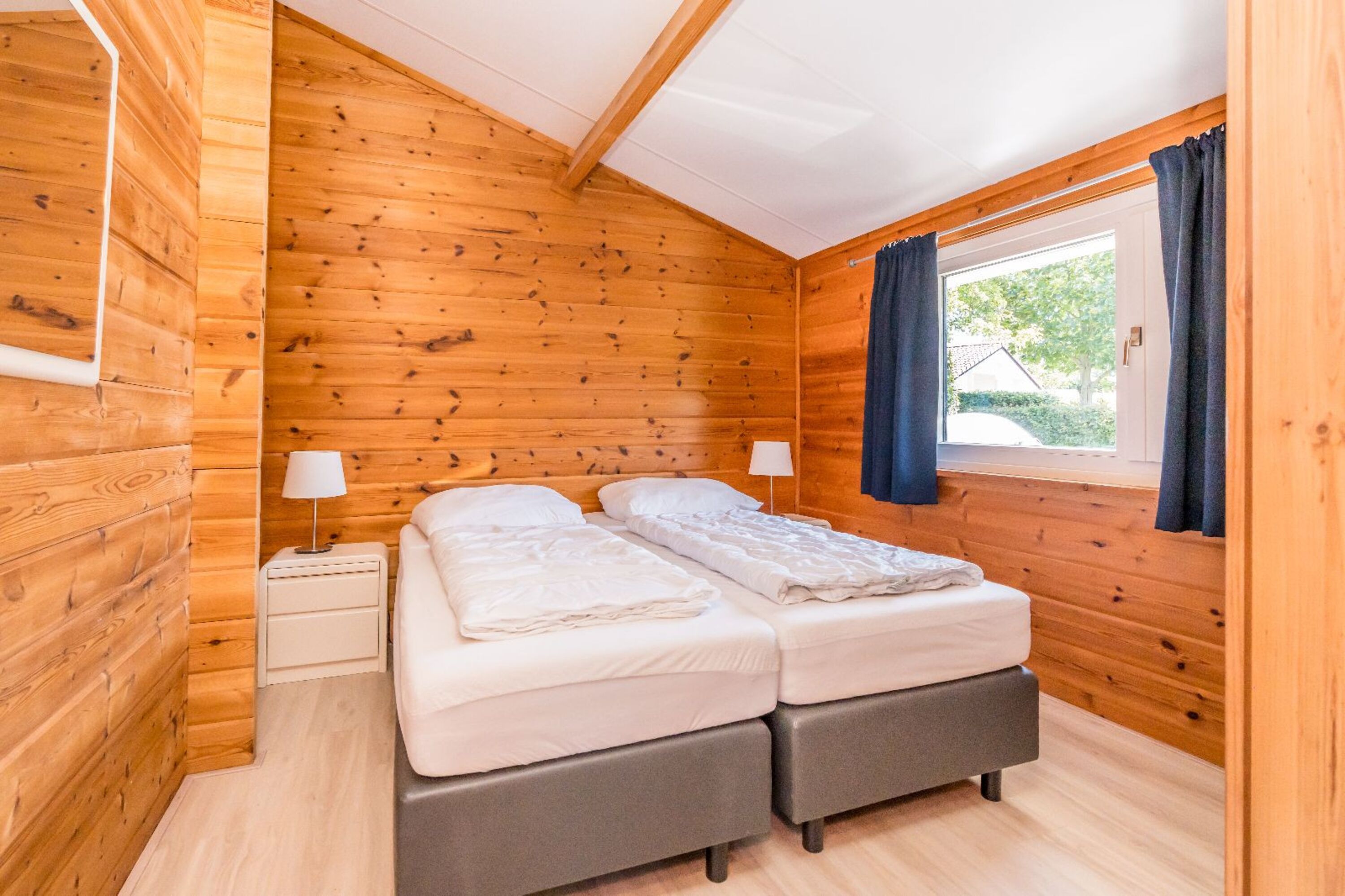 Schlafzimmer 2 mit 2 Boxspringbetten