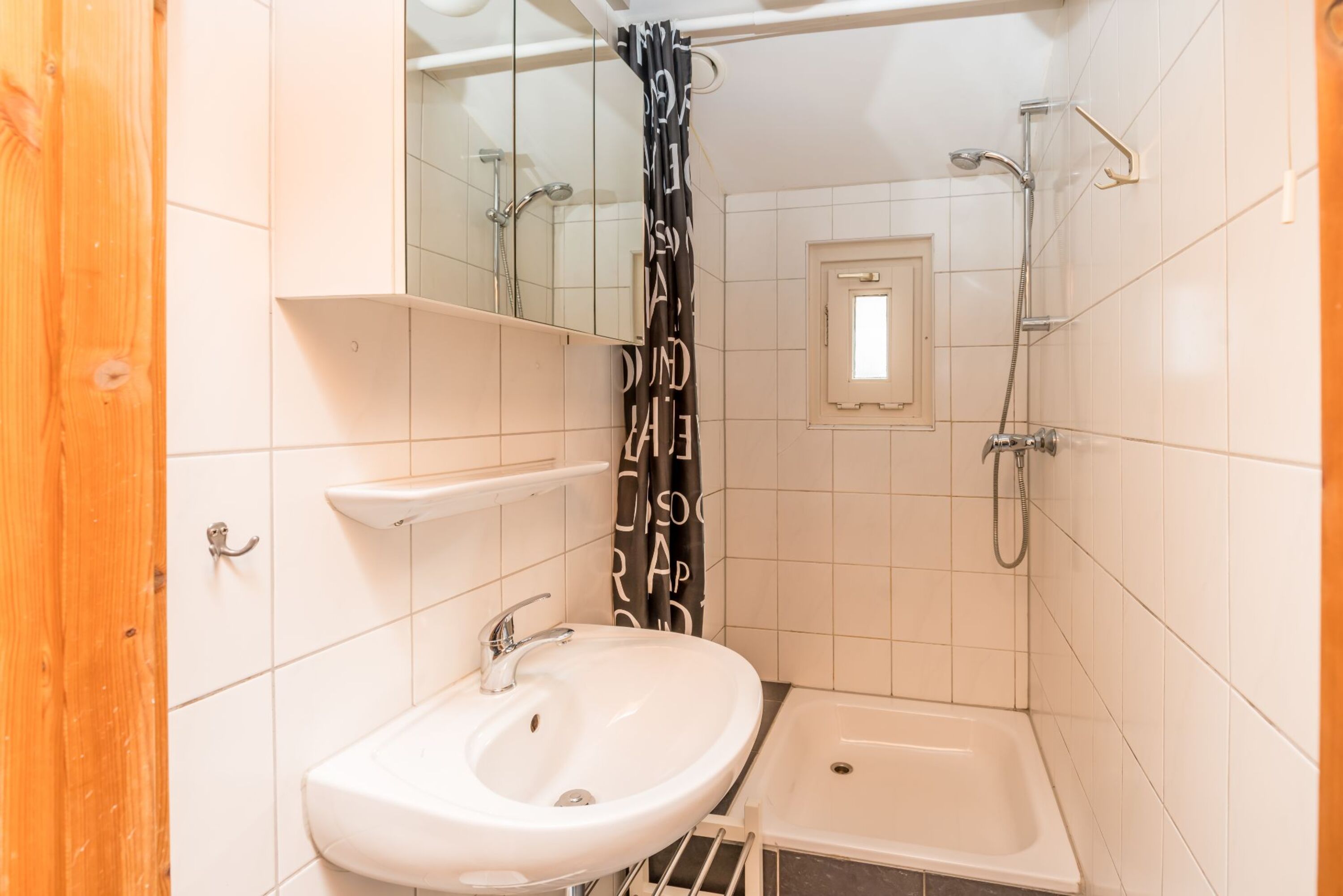 Badezimmer 2 mit Dusche und Waschbecken