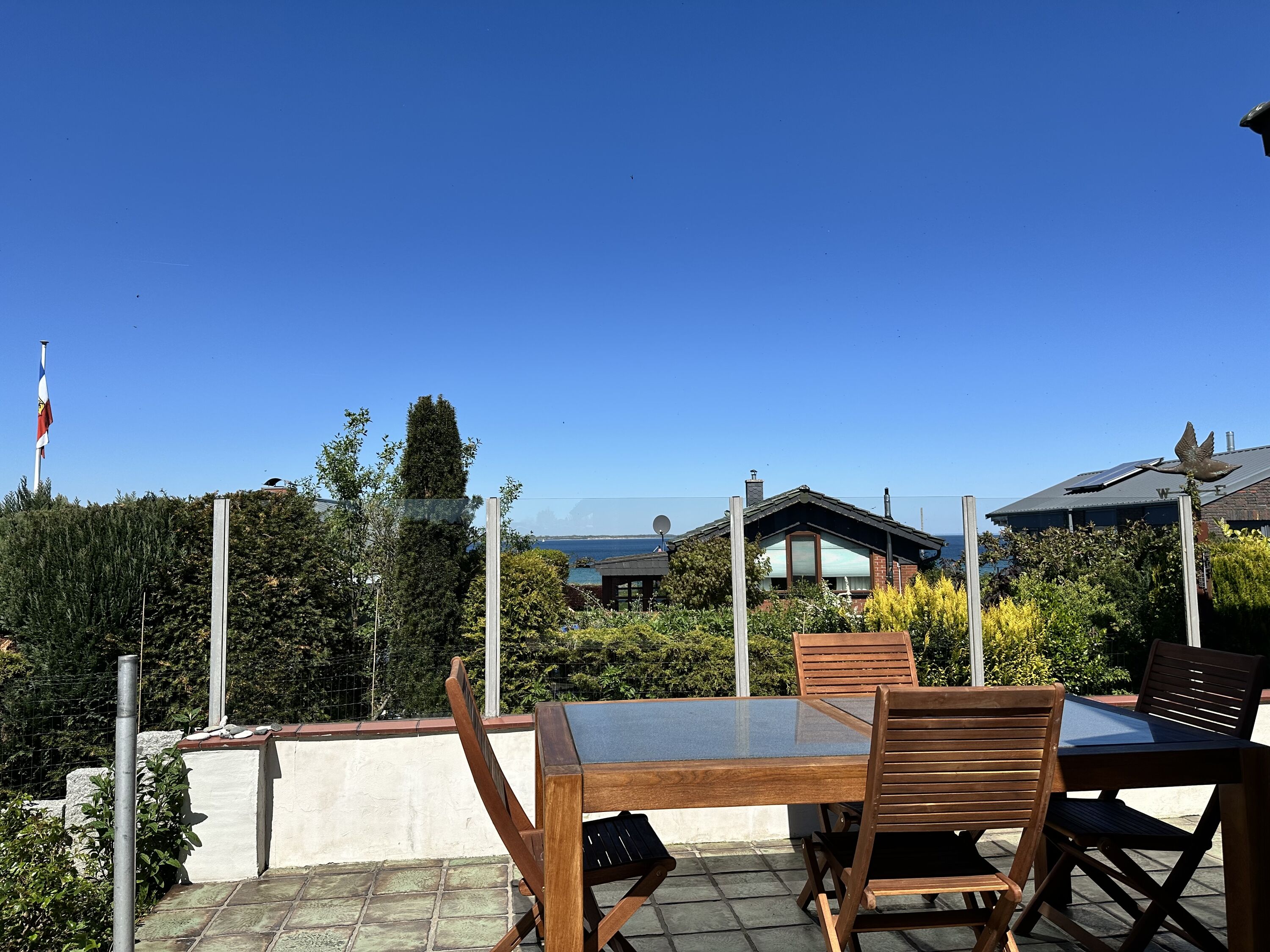 Windgeschützte Terrasse mit Meerblick