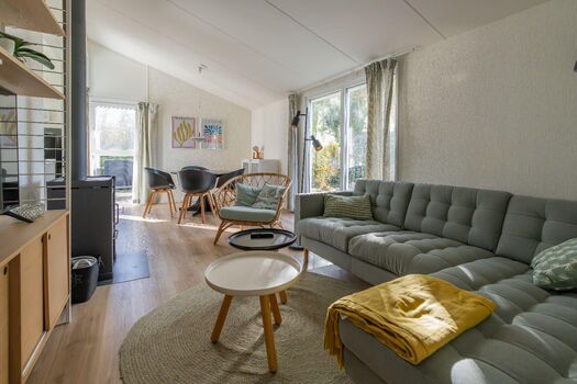 Die tolle Sitzecke mit Digital TV und Kaminofen