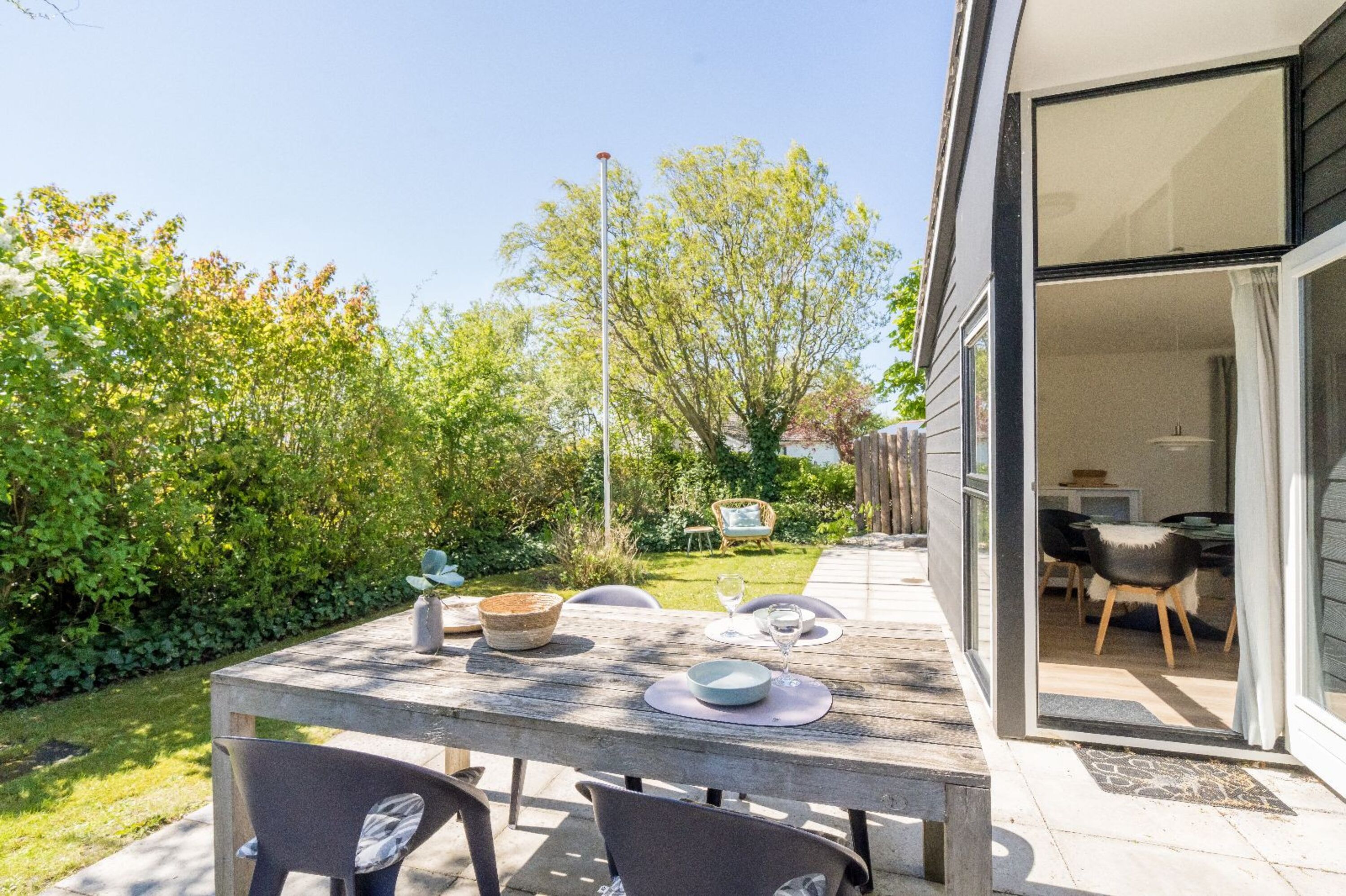 Die sonnige Terrasse mit Gartengruppe