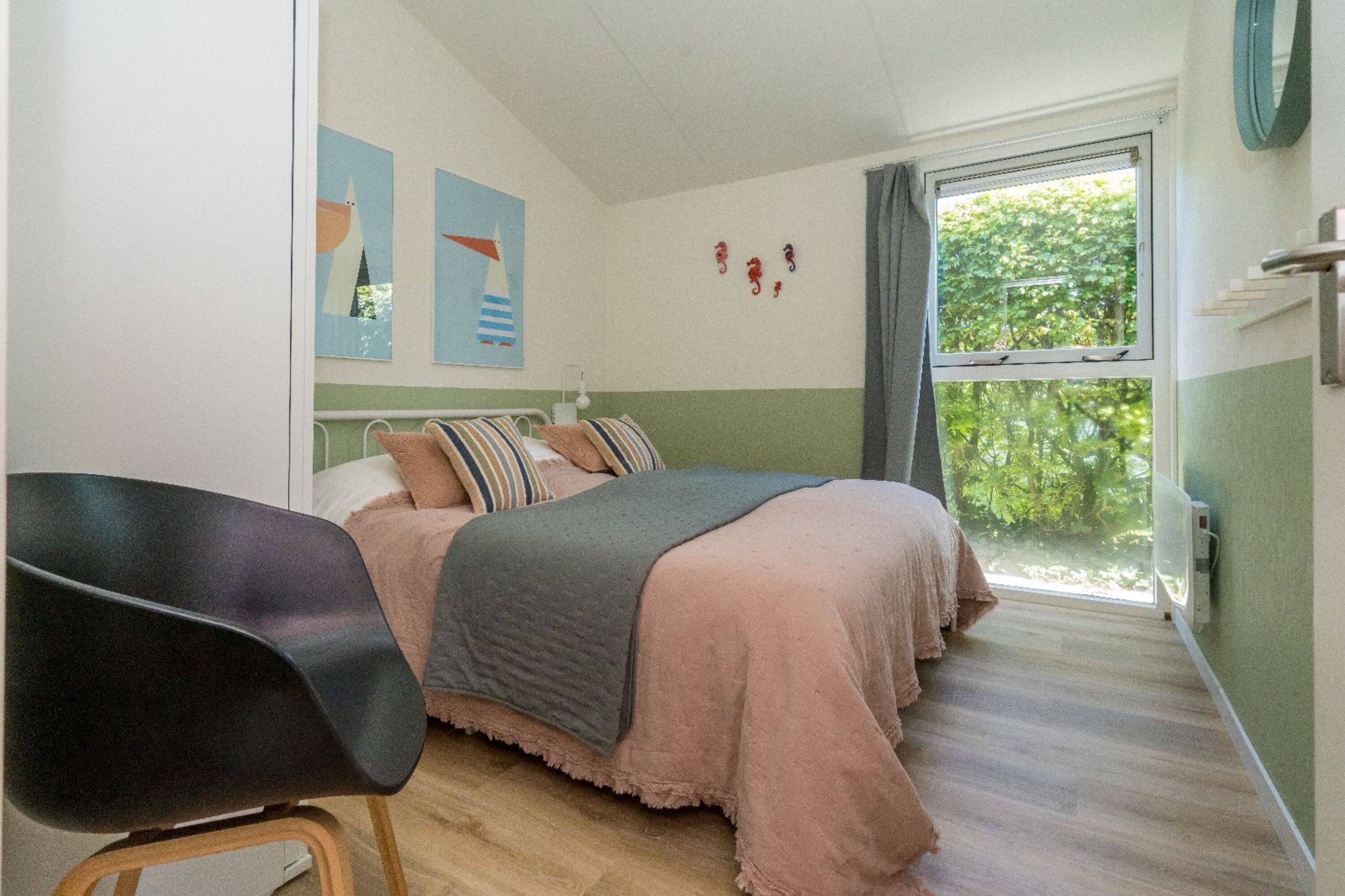 Schlafzimmer 2 mit Doppelbett (1.60x2.00) und Schrank