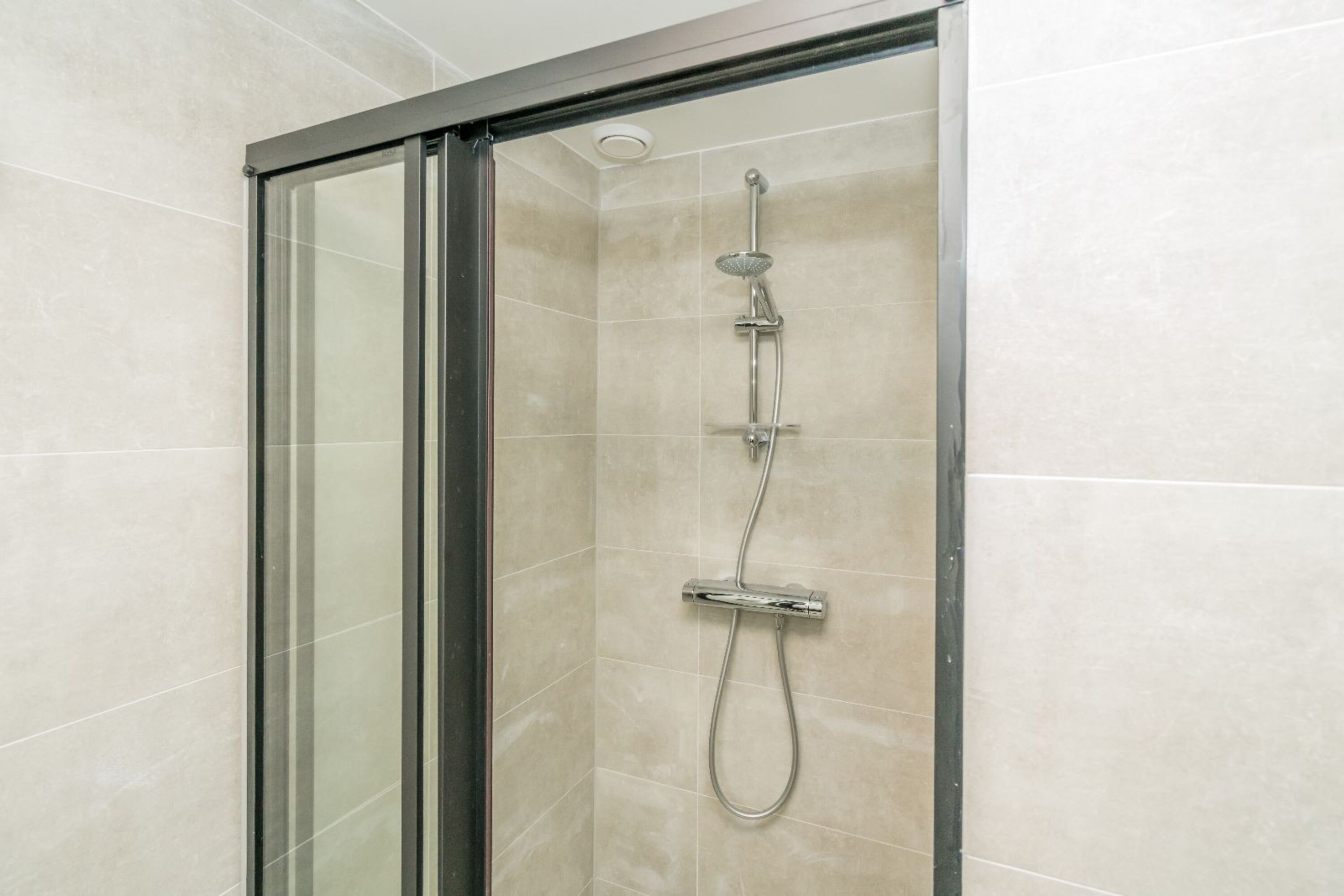 Das neue moderne Badezimmer mit Dusche und Waschbecken