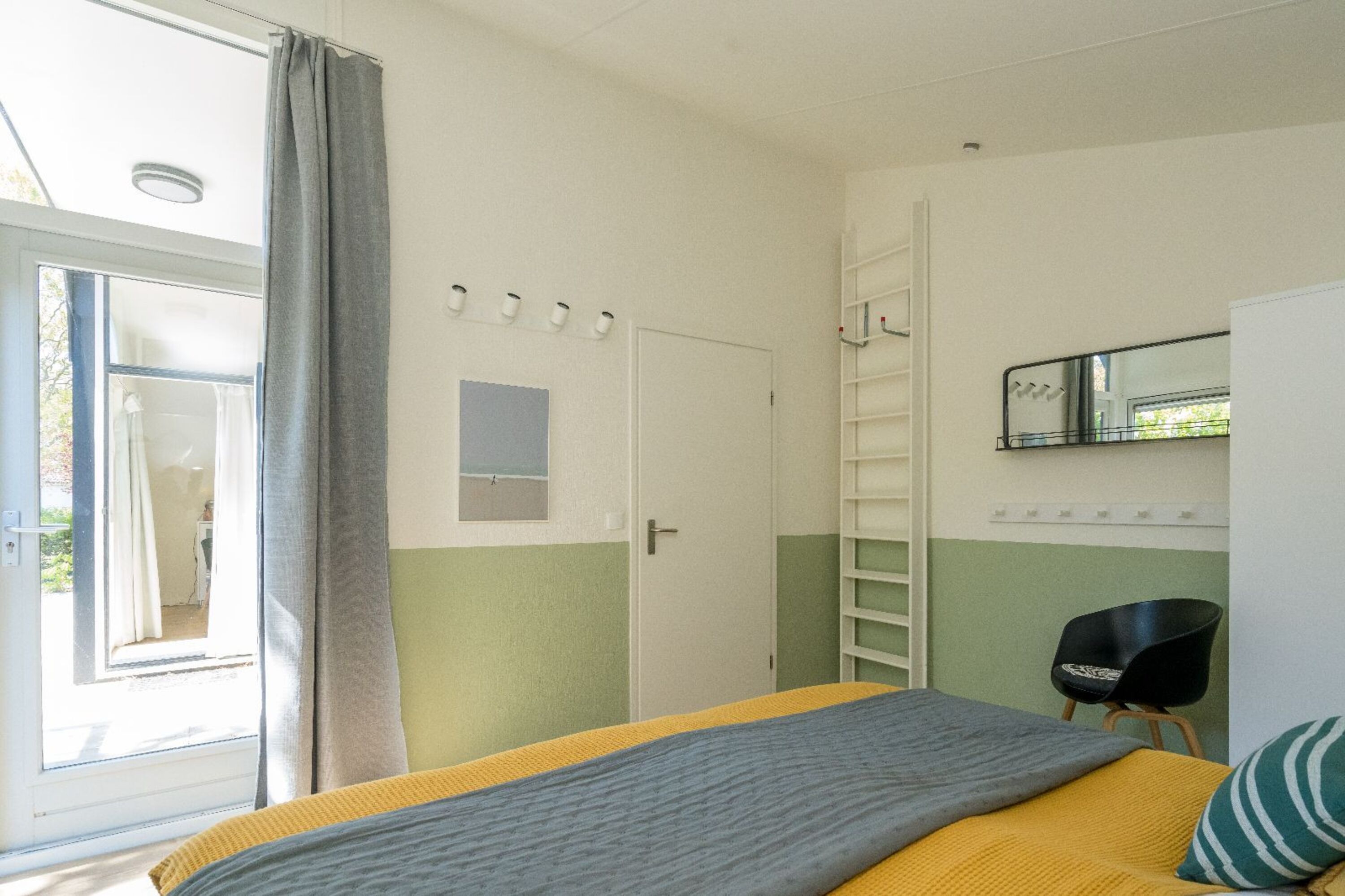 Schlafzimmer 1 mit Doppelbett (1.80x2.00) und Schrank