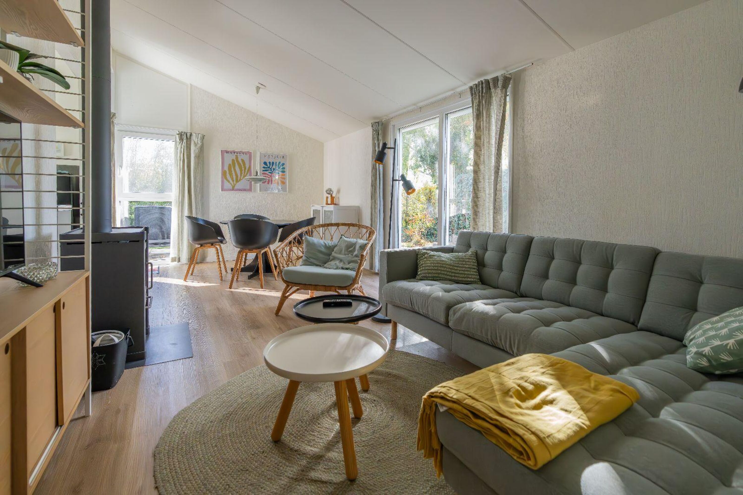 Die tolle Sitzecke mit Digital TV und Kaminofen