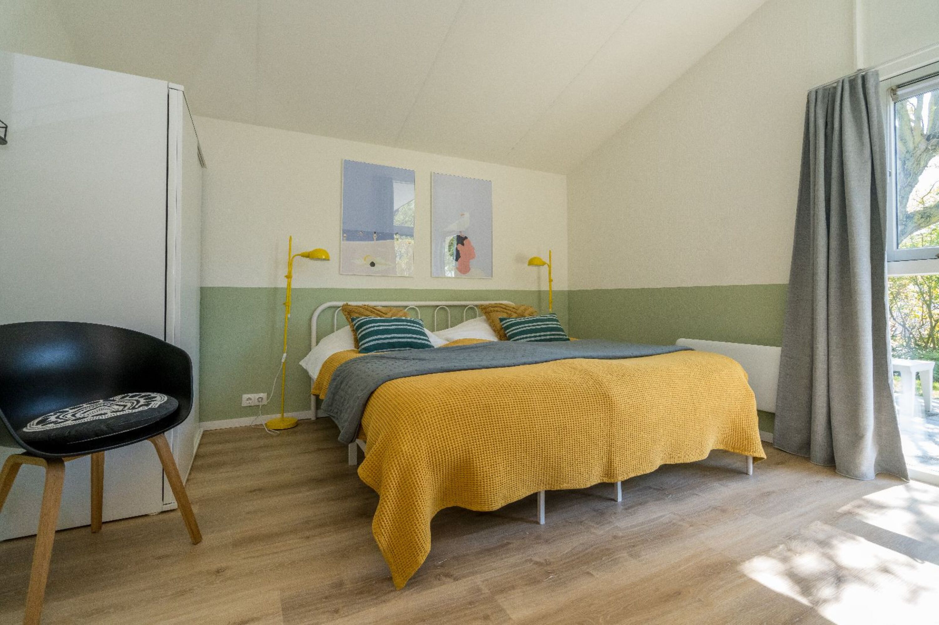Schlafzimmer 1 mit Doppelbett (1.80x2.00) und Schrank
