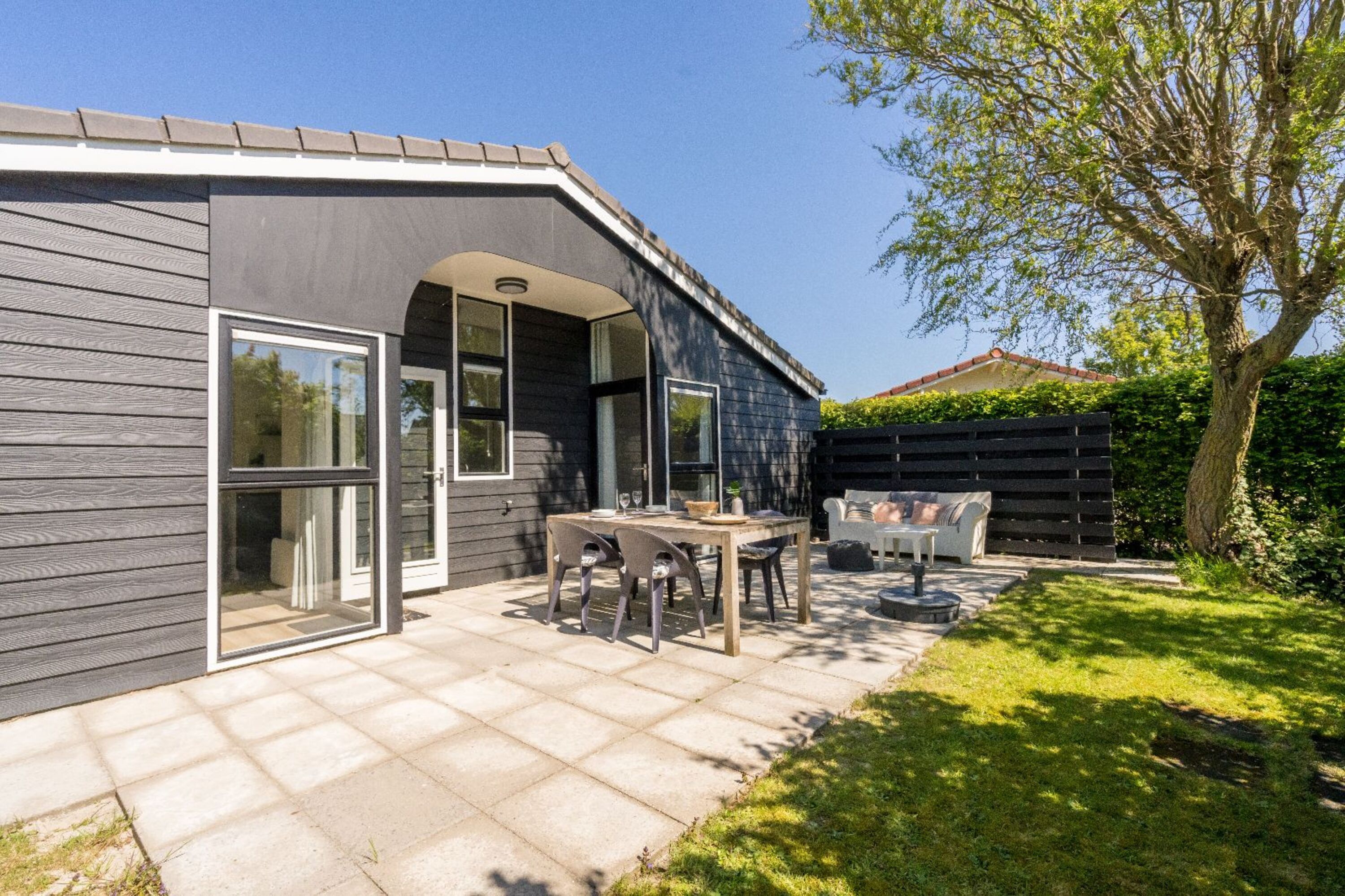 Die sonnige Terrasse mit Gartengruppe