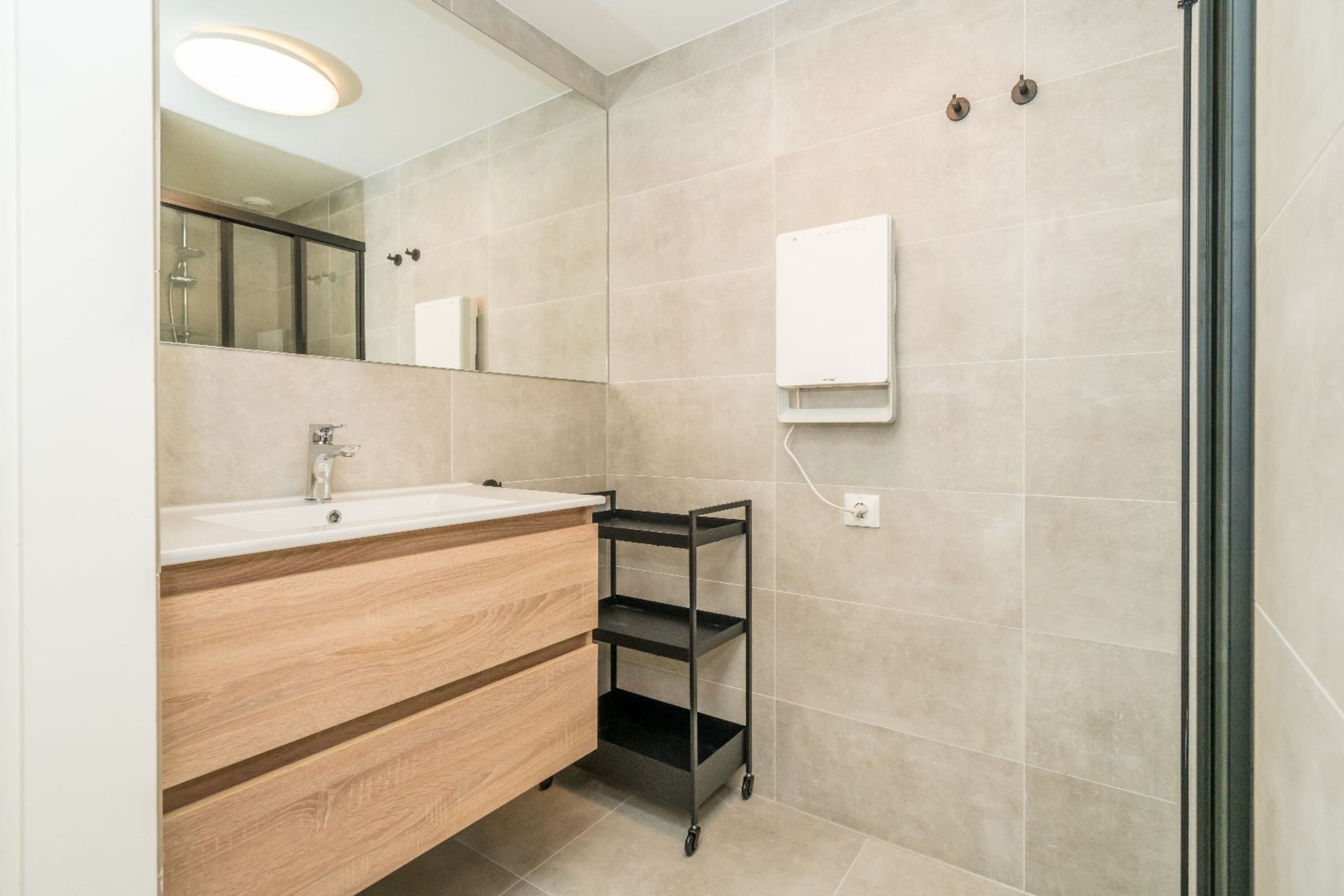 Das neue moderne Badezimmer mit Dusche und Waschbecken