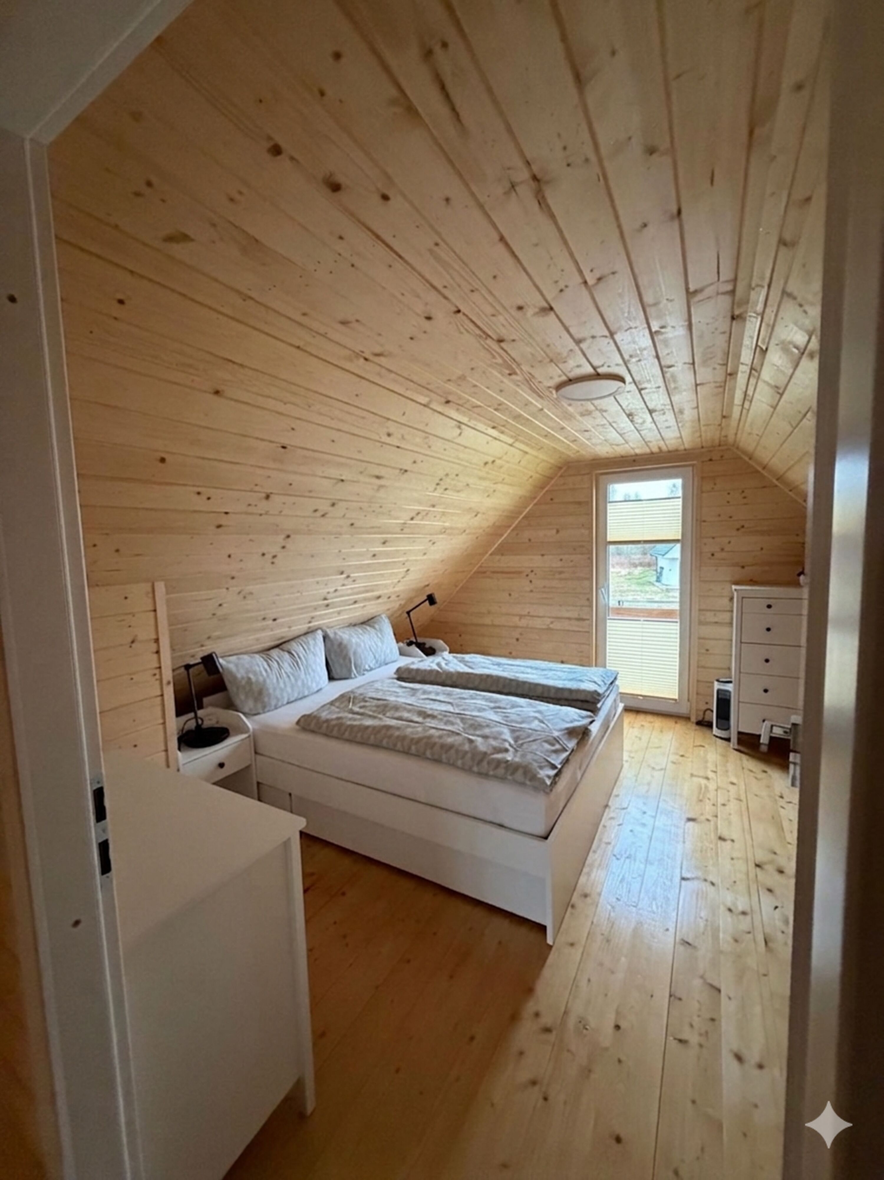 Schlafzimmer im OG mit Doppelbett & Kommode.