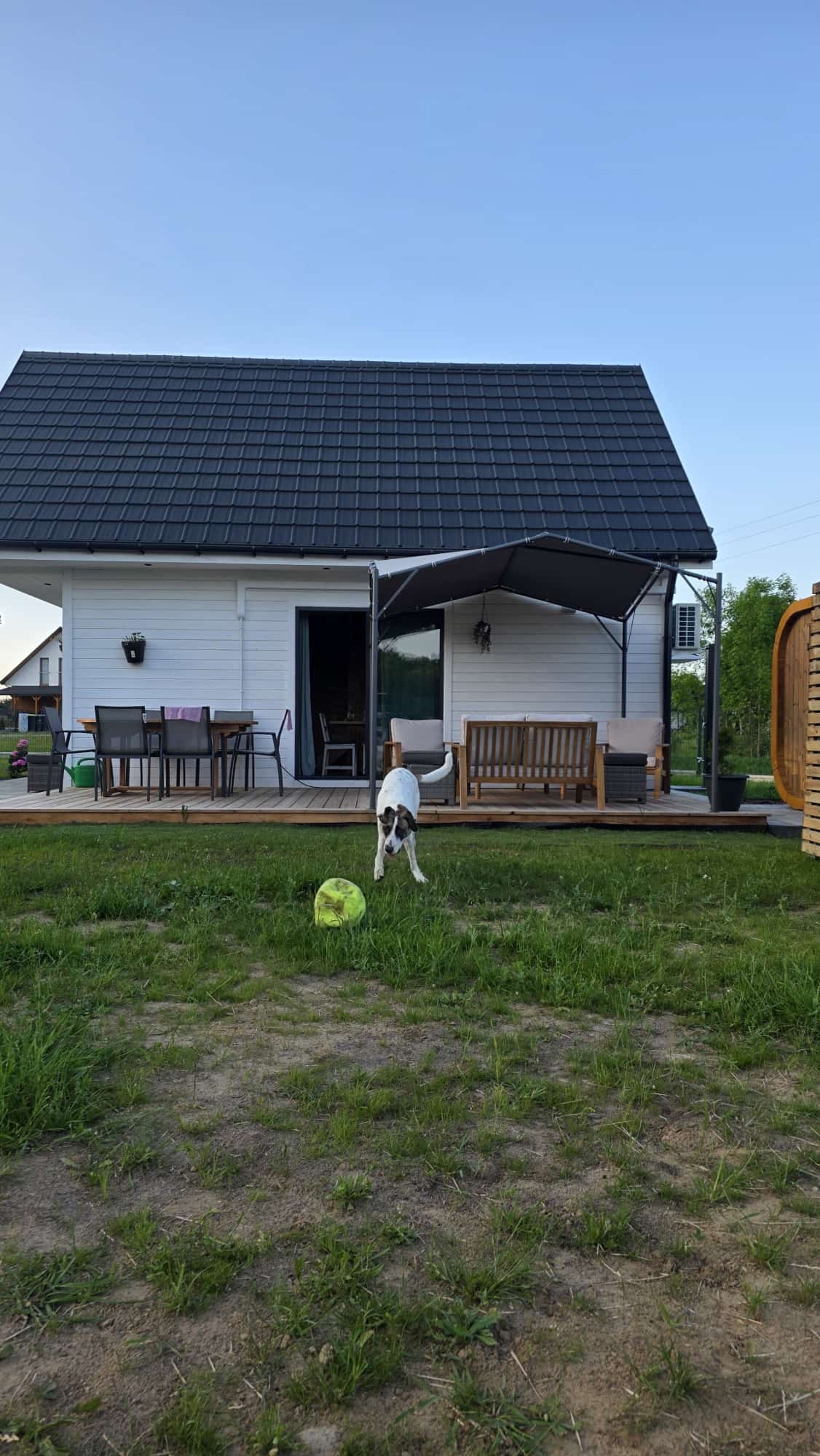 Moderne Terrasse mit Überdachung, Esstisch und Lounge-Ecke – der perfekte Ort für gemeinsame Momente im Freien.