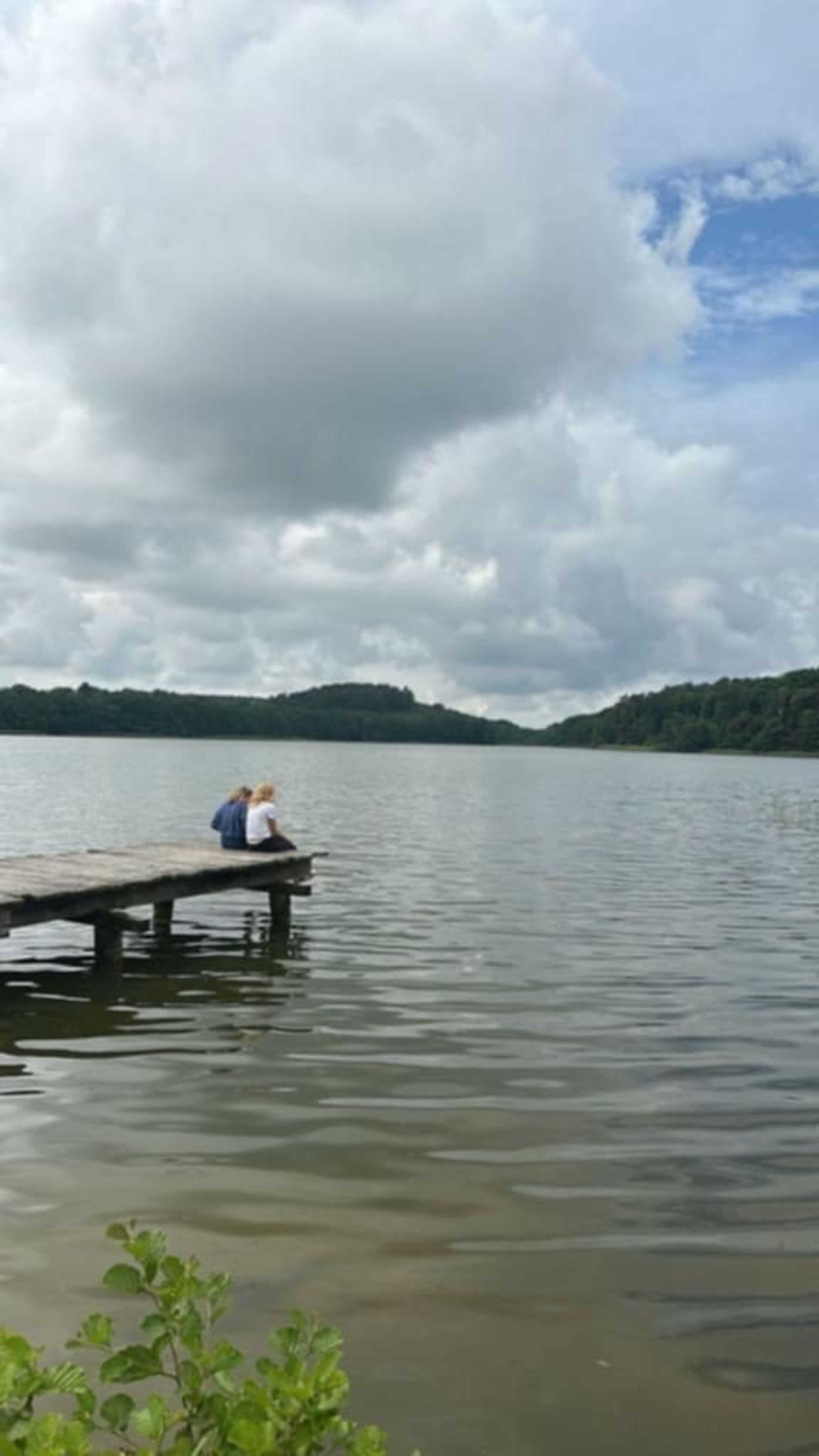 Malerischer See mit Steg in unmittelbarer Nähe: Perfekt zum Angeln, Bootfahren und Entspannen für Mensch & Hund.