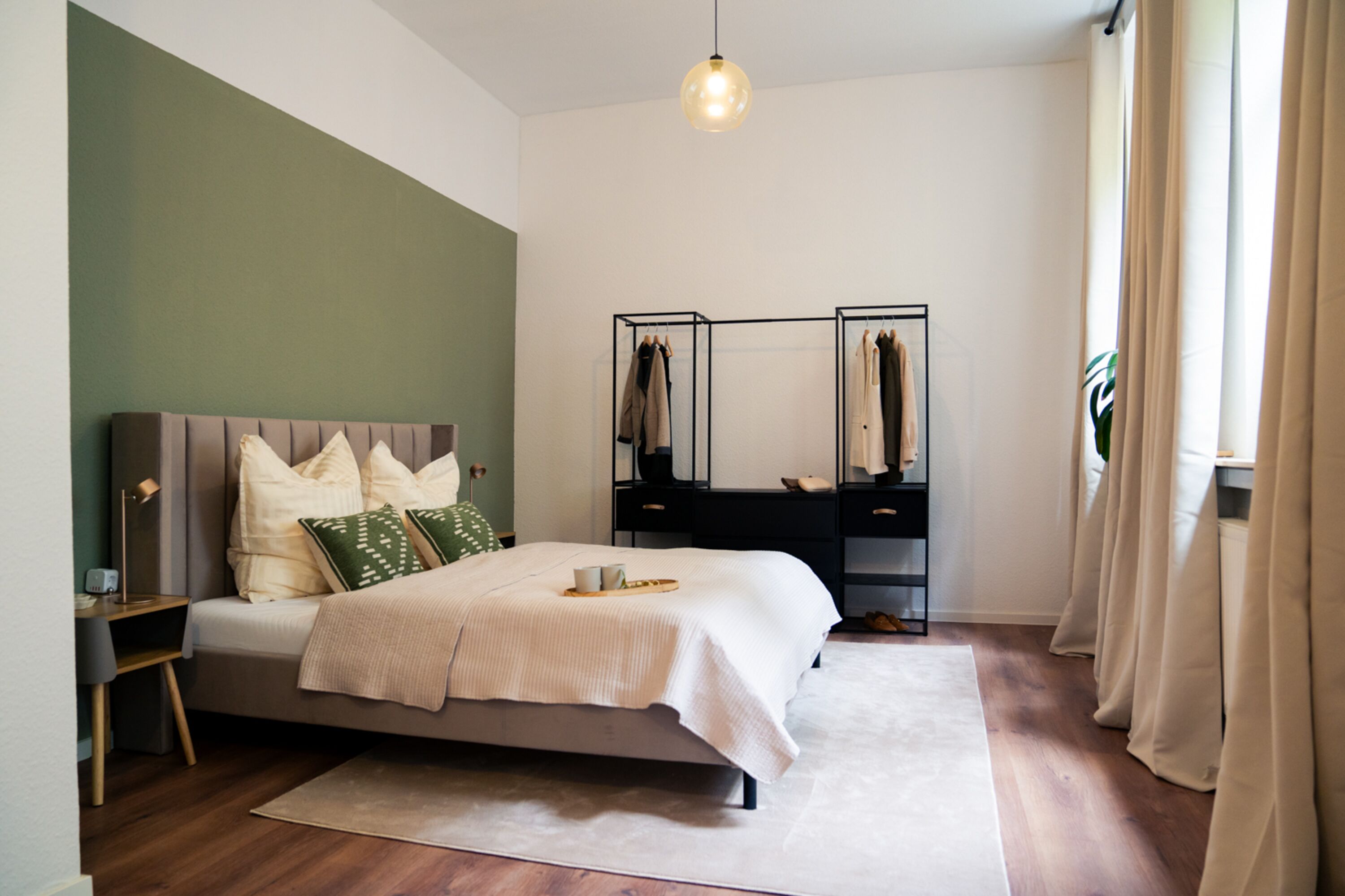 Schlafzimmer 1