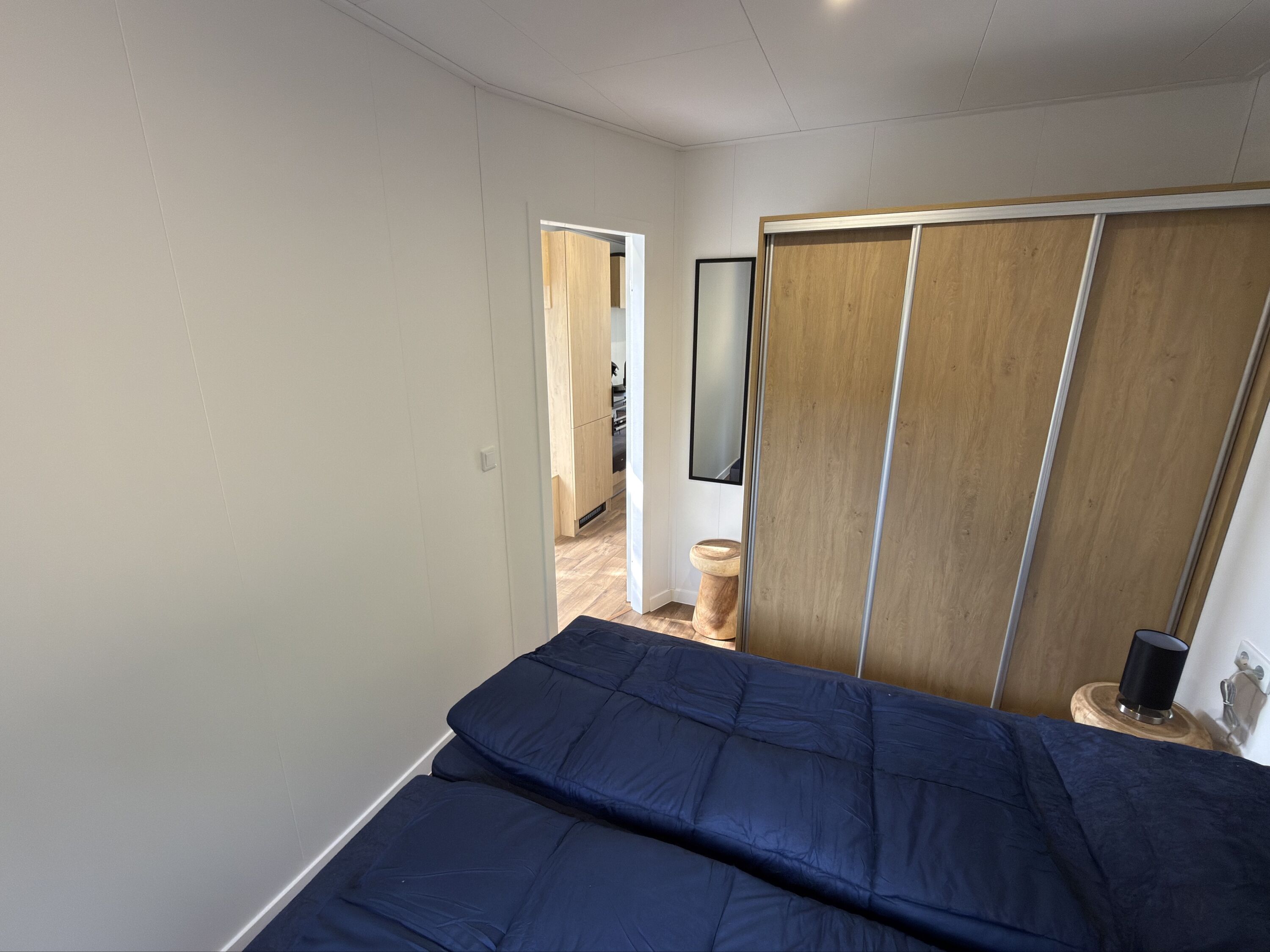 Elternschlafzimmer mit großem Schrank
