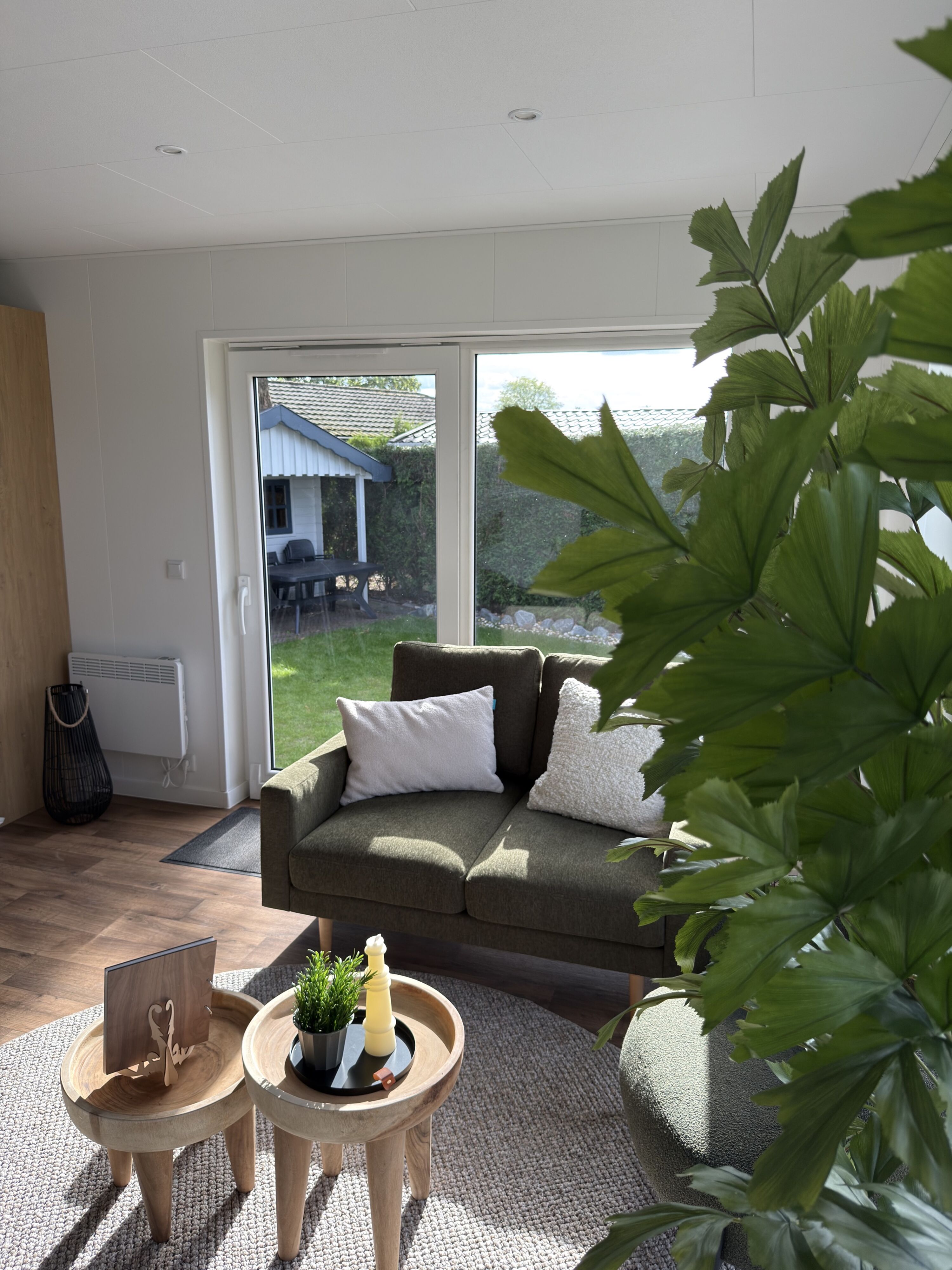 Blick in den Garten vom Wohnbereich