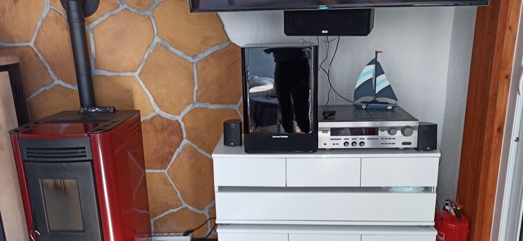 Wohnzimmer mit TV, Pelletofen
