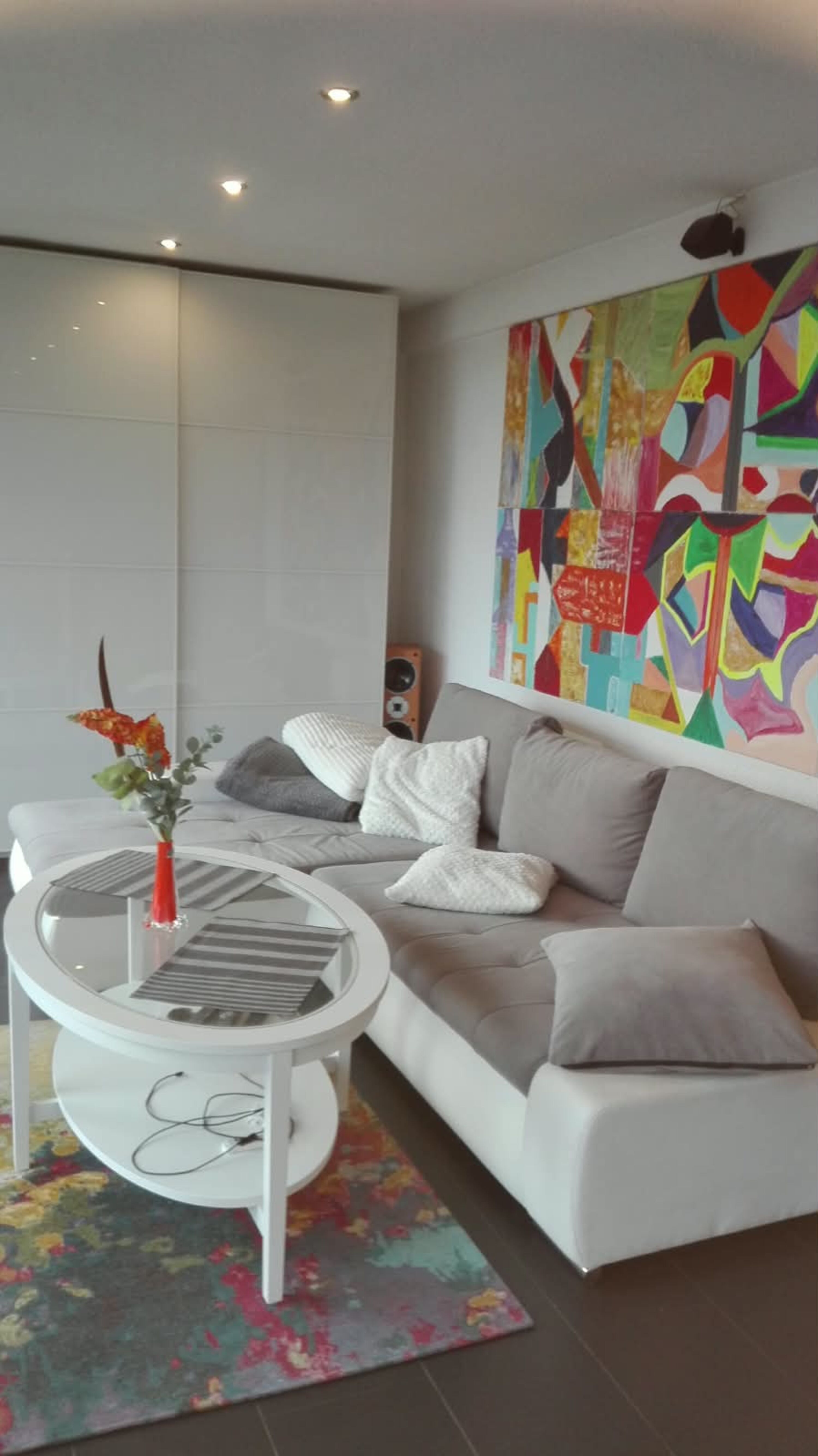 Wohnzimmer mit Couch ,Tisch und großer Kleiderschrank