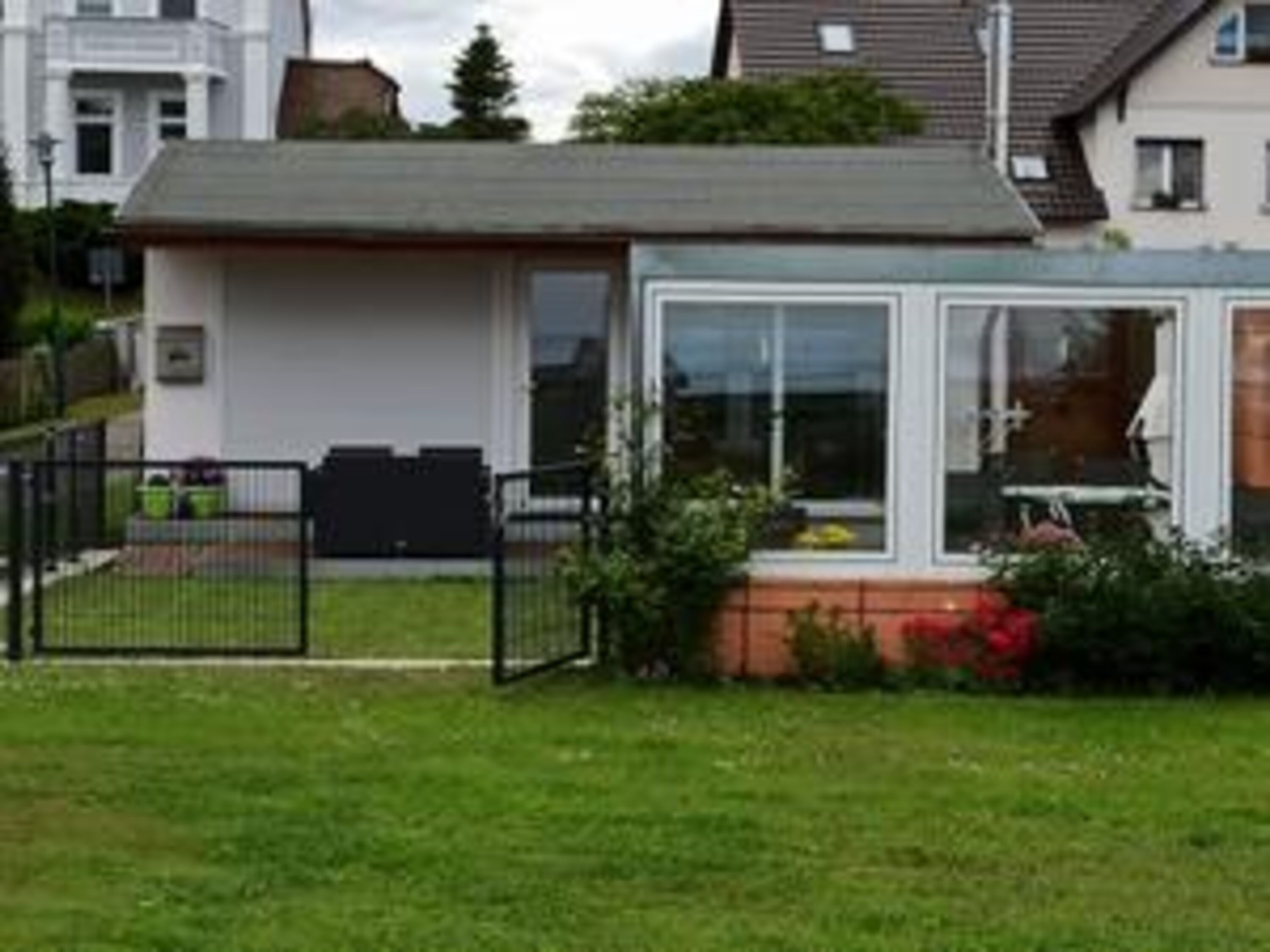 Bungalow Ansicht mit Terrasse und Garten