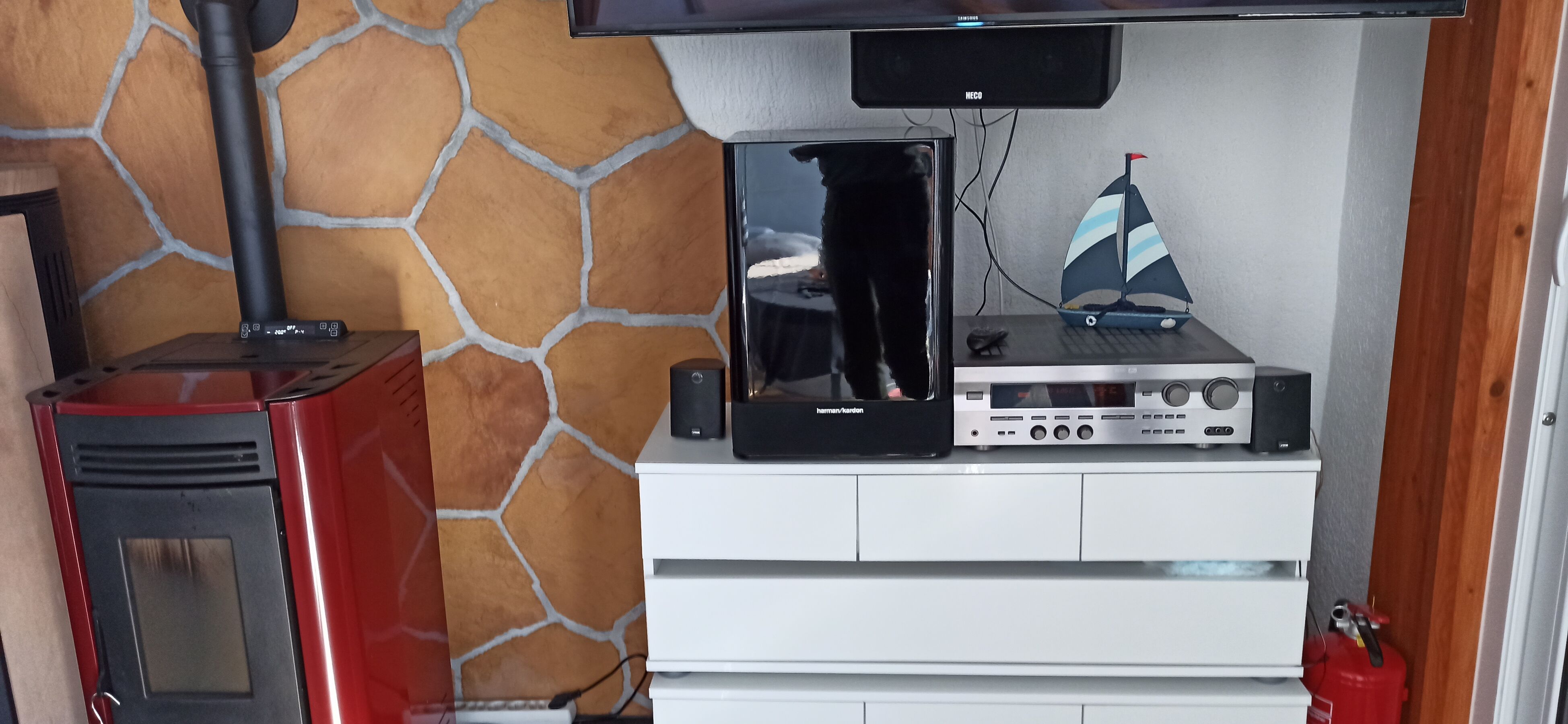 Wohnzimmer mit TV, Pelletofen