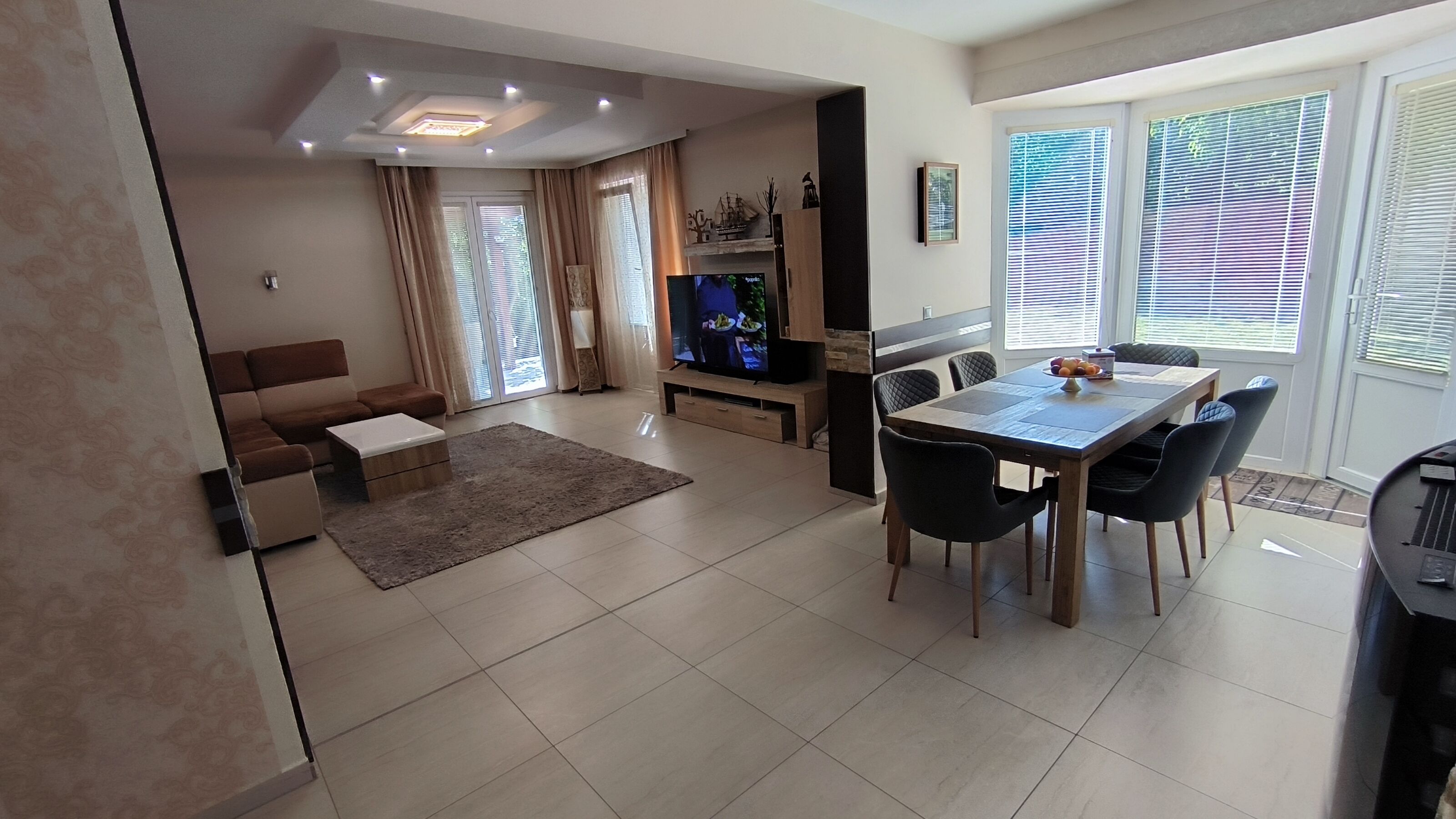 Wohnzimmer & Esstisch