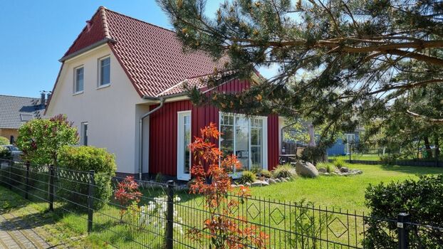 Blick auf das umzäunte Grundstück