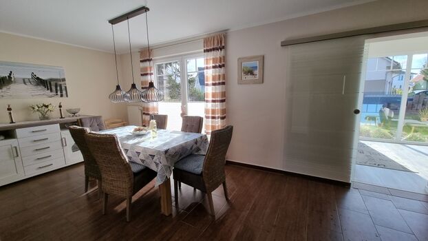 Essbereich und Durchgang zum Wintergarten