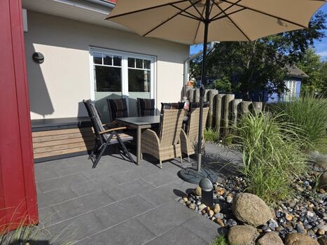 Terrasse mit Sonnenschirm und Grill