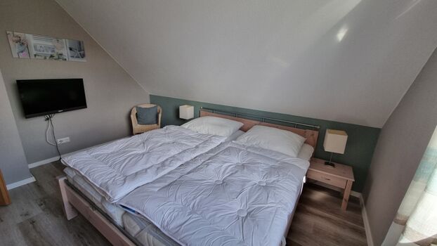 Schlafzimmer 1 mit TV