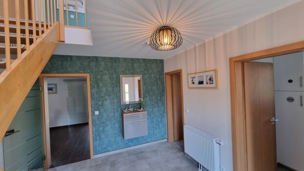 Flur EG, Türen zum WZ, Gäste WC und HWR 