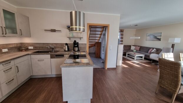 offene voll ausgestattete Küche, neu April 2023