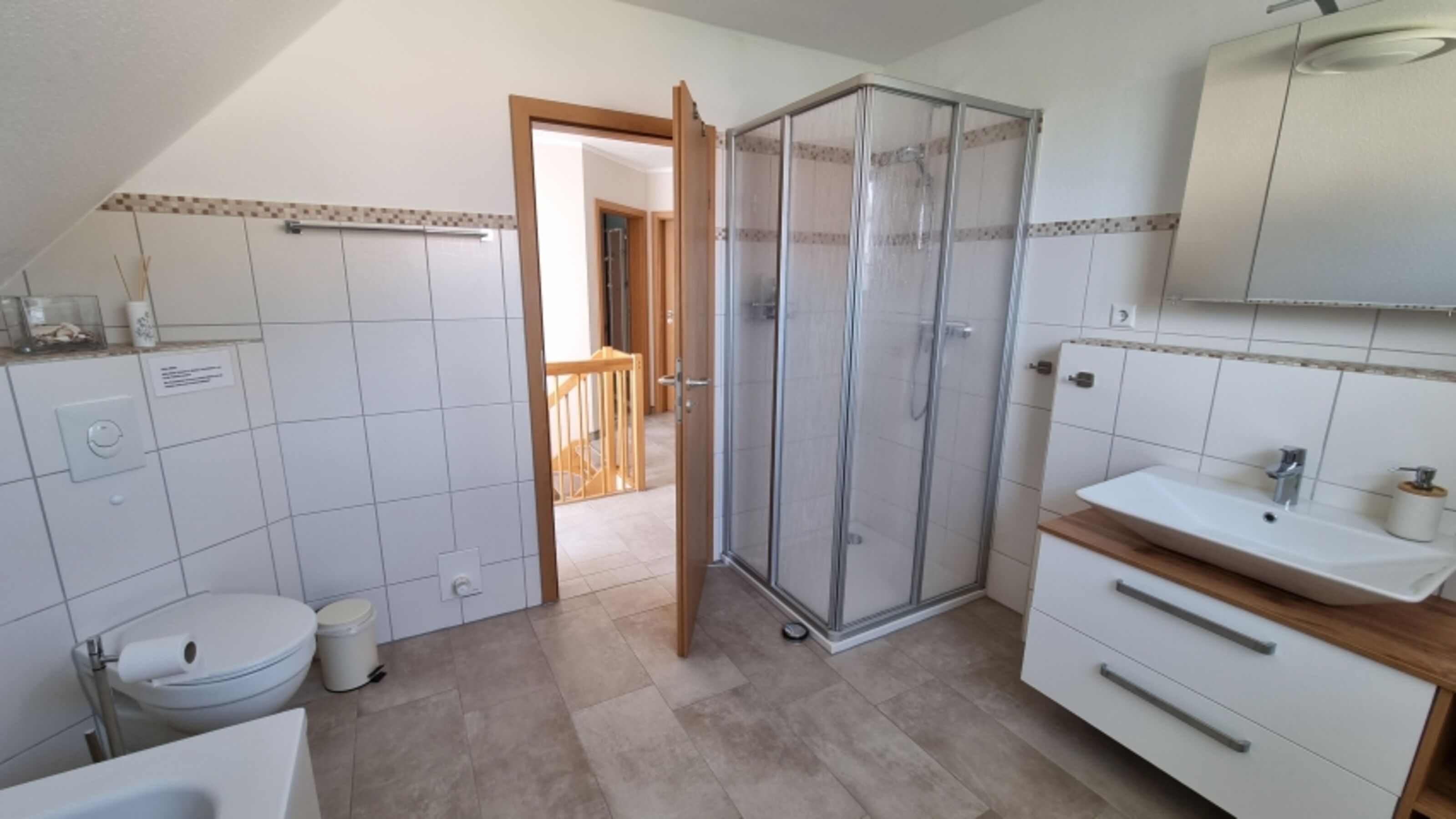 großes Bad OG mit Dusche und Badewanne