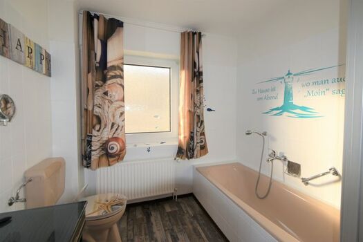 Ein großes Bad mit Wanne und Dusche