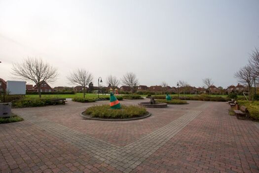 Dorfplatz und Spielplatz, Treffpunkt für jung und alt