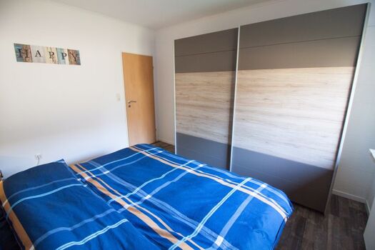 Schlafzimmer, Doppelbett mit durchgehender Matratze