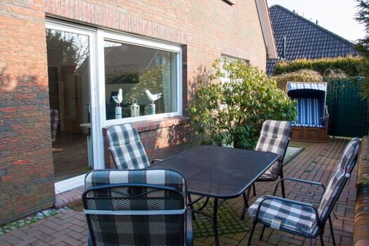 27 qm, die zum Chillen und Grillen einladen, ca. 150 qm Garten kommen noch hinzu