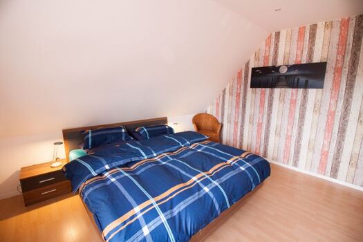 Schlafzimmer mit Doppelbett