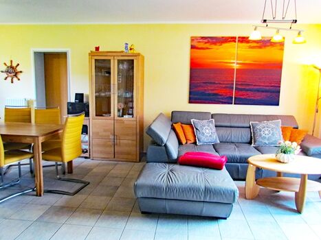 Blick vom Eingang in den gemütlichen Wohnbereich