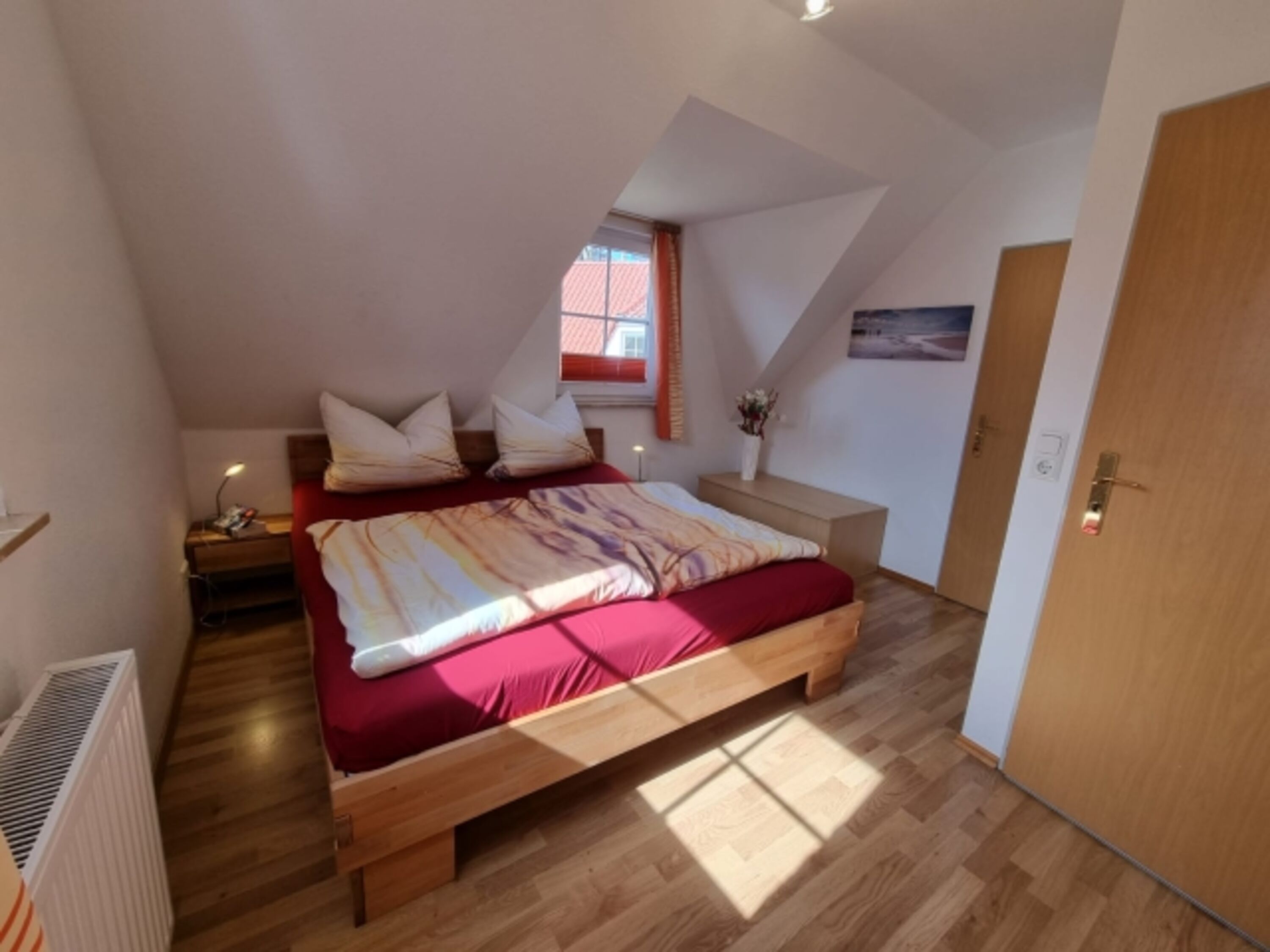 Schlafzimmer mit Doppelbett und Umkleideraum