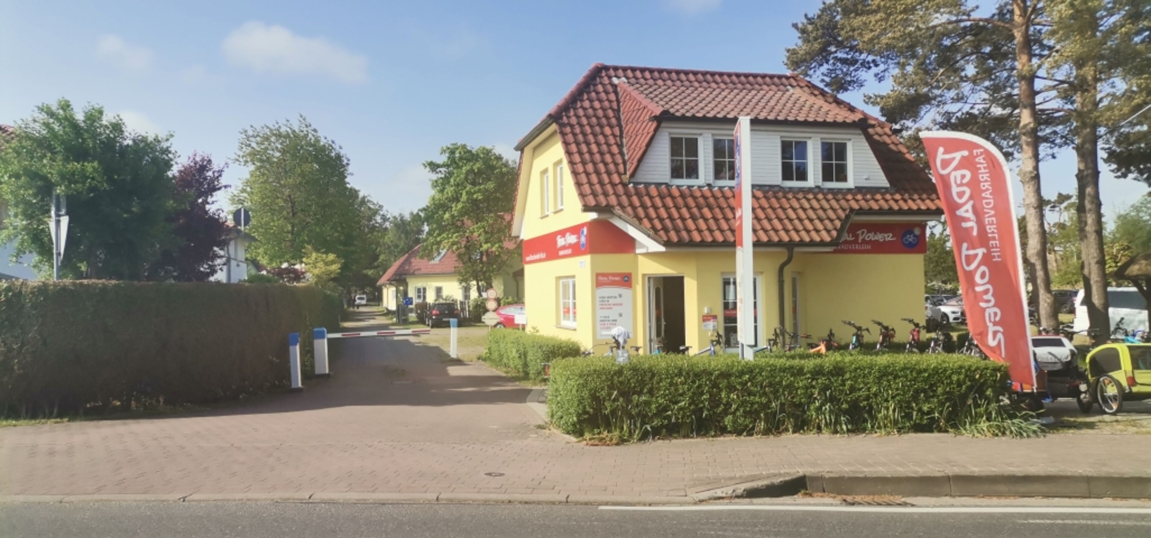 Einfahrt zur Ferienanlage