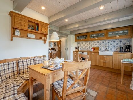 Essecke mit Blick zur Küchenzeile