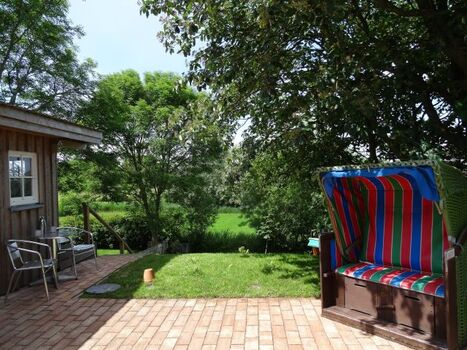 Blick von der Küche in Terasse und Garten