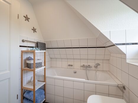 Bad Obergeschoss mit Badewanne